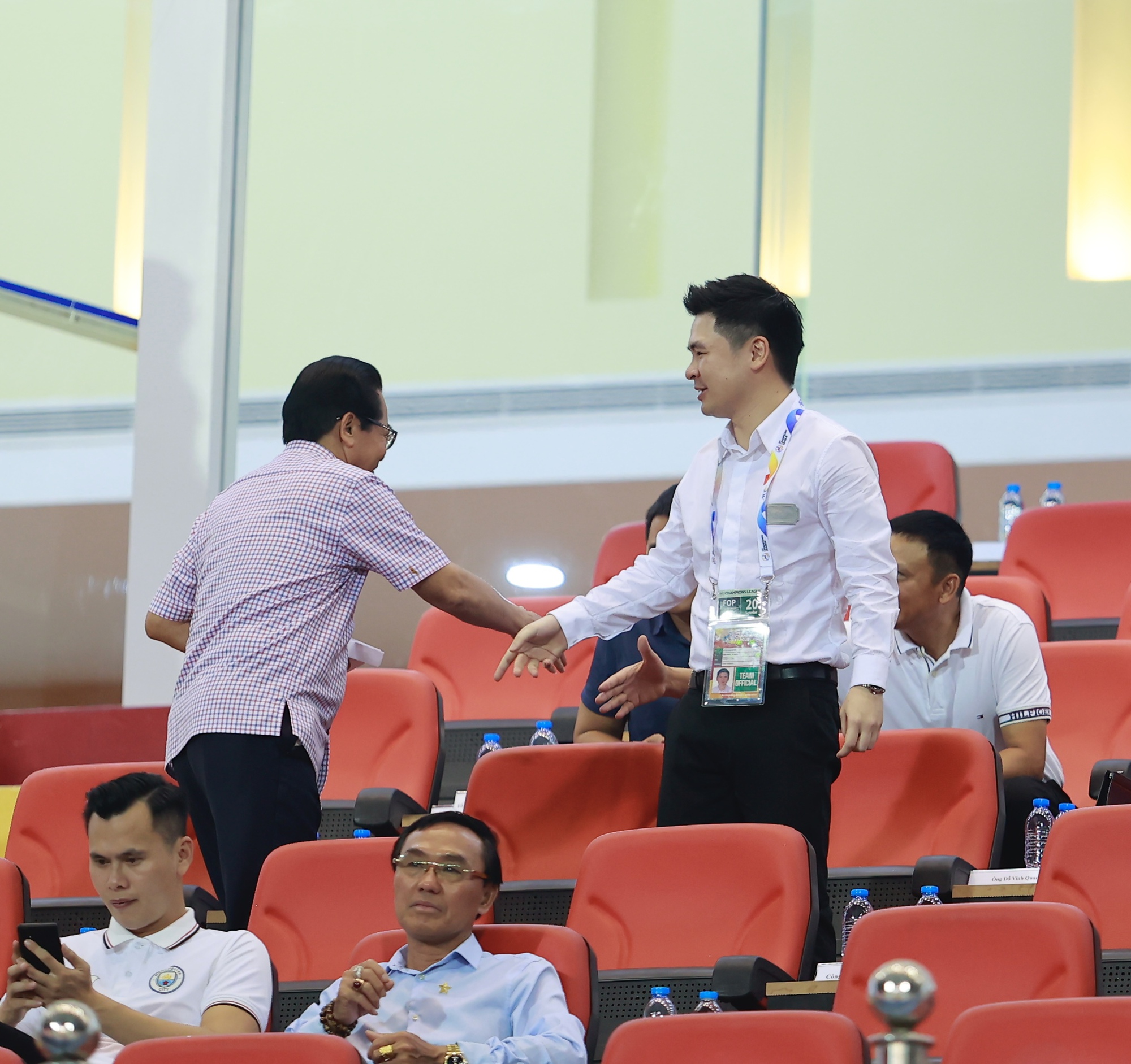 HLV Park Hang-seo có hành động gì với HLV Troussier khi đến dự khán trận đấu của Hà Nội FC? - Ảnh 10.