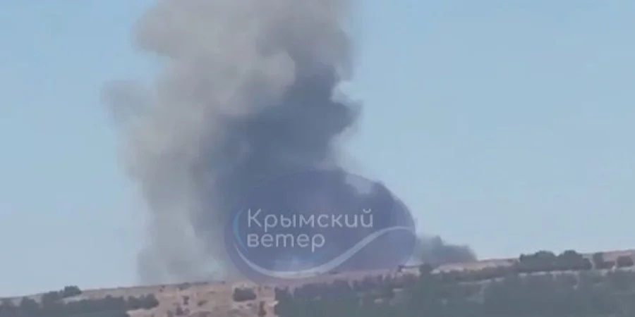 Nhiều vụ nổ làm rung chuyển Crimea, 2 sân bay cùng căn cứ quân sự của Nga ở Sevastopol bị tấn công - Ảnh 1.