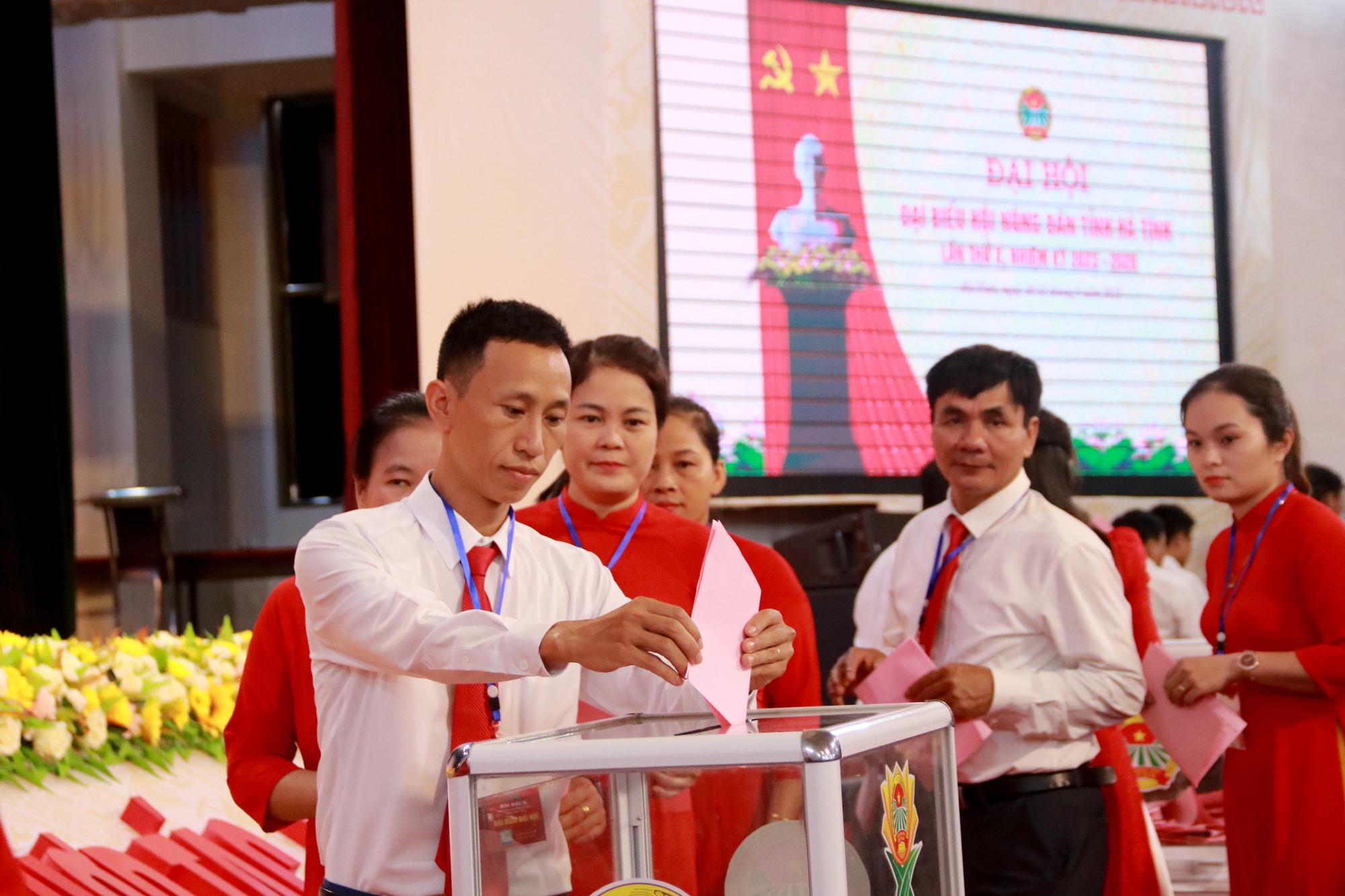 Ông Ngô Văn Huỳnh được bầu tái giữ chức Chủ tịch Hội Nông dân tỉnh Hà Tĩnh lần thứ X - Ảnh 8.