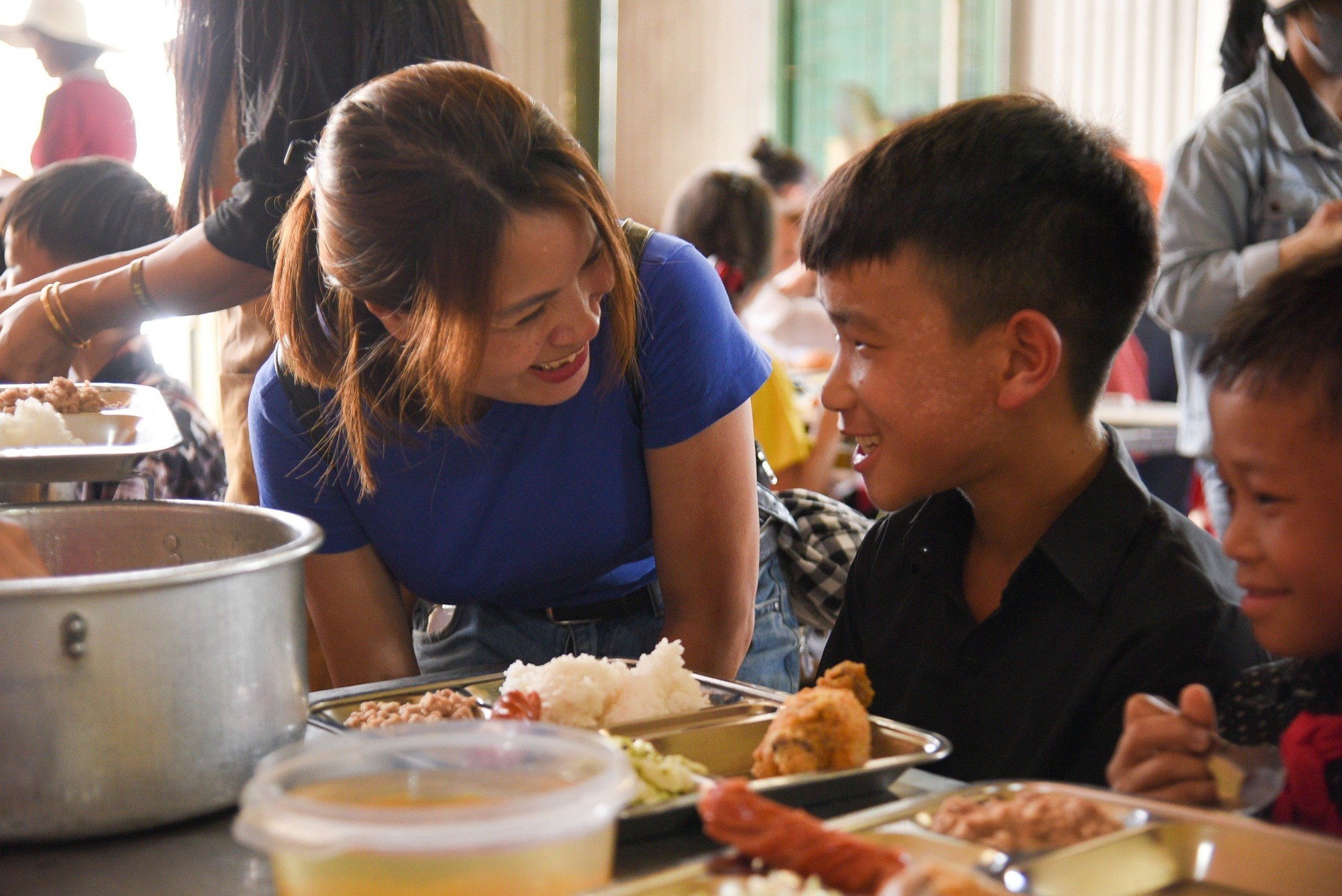 Vượt hơn 350km mang bữa cơm yêu thương về với học sinh vùng cao Lào Cai - Ảnh 15.
