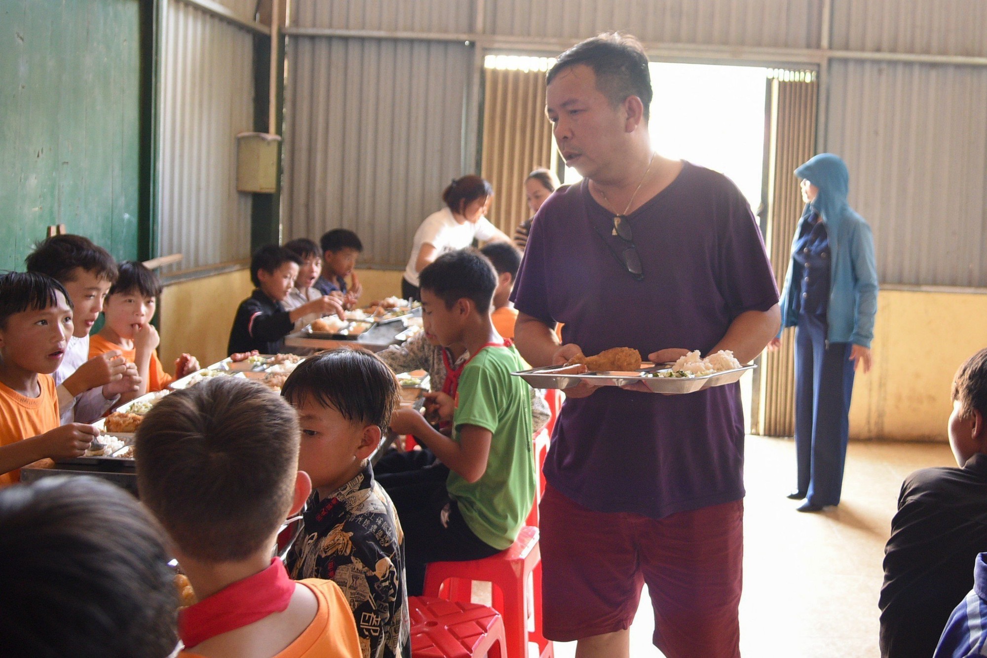 Vượt hơn 350km mang bữa cơm yêu thương về với học sinh vùng cao Lào Cai - Ảnh 14.