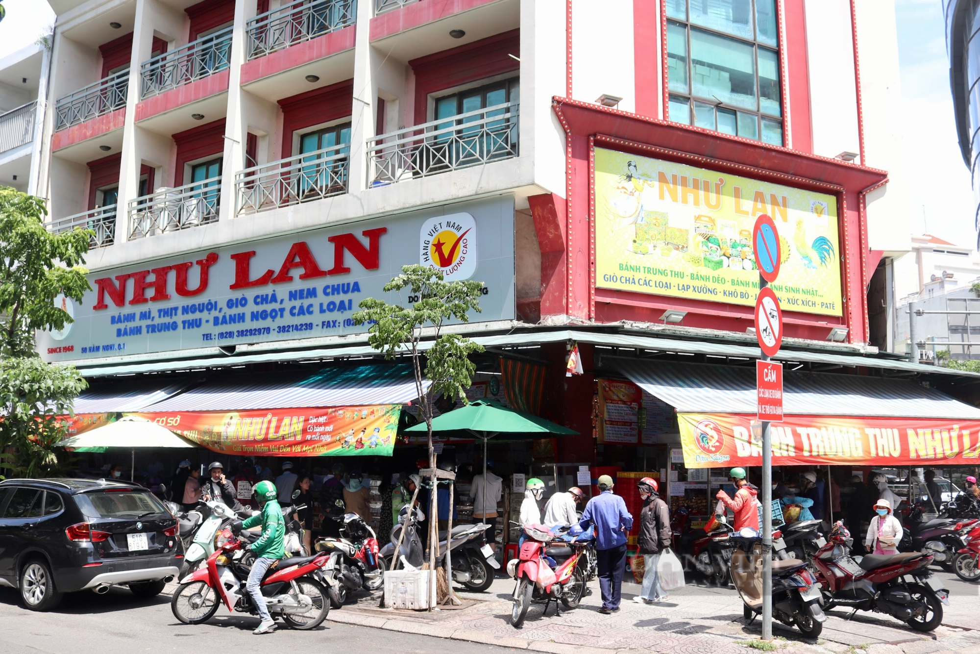 Giữa lúc bánh trung thu đại hạ giá vẫn ế, thương hiệu nổi tiếng nhất Sài Gòn đang bán buôn ra sao? - Ảnh 1.