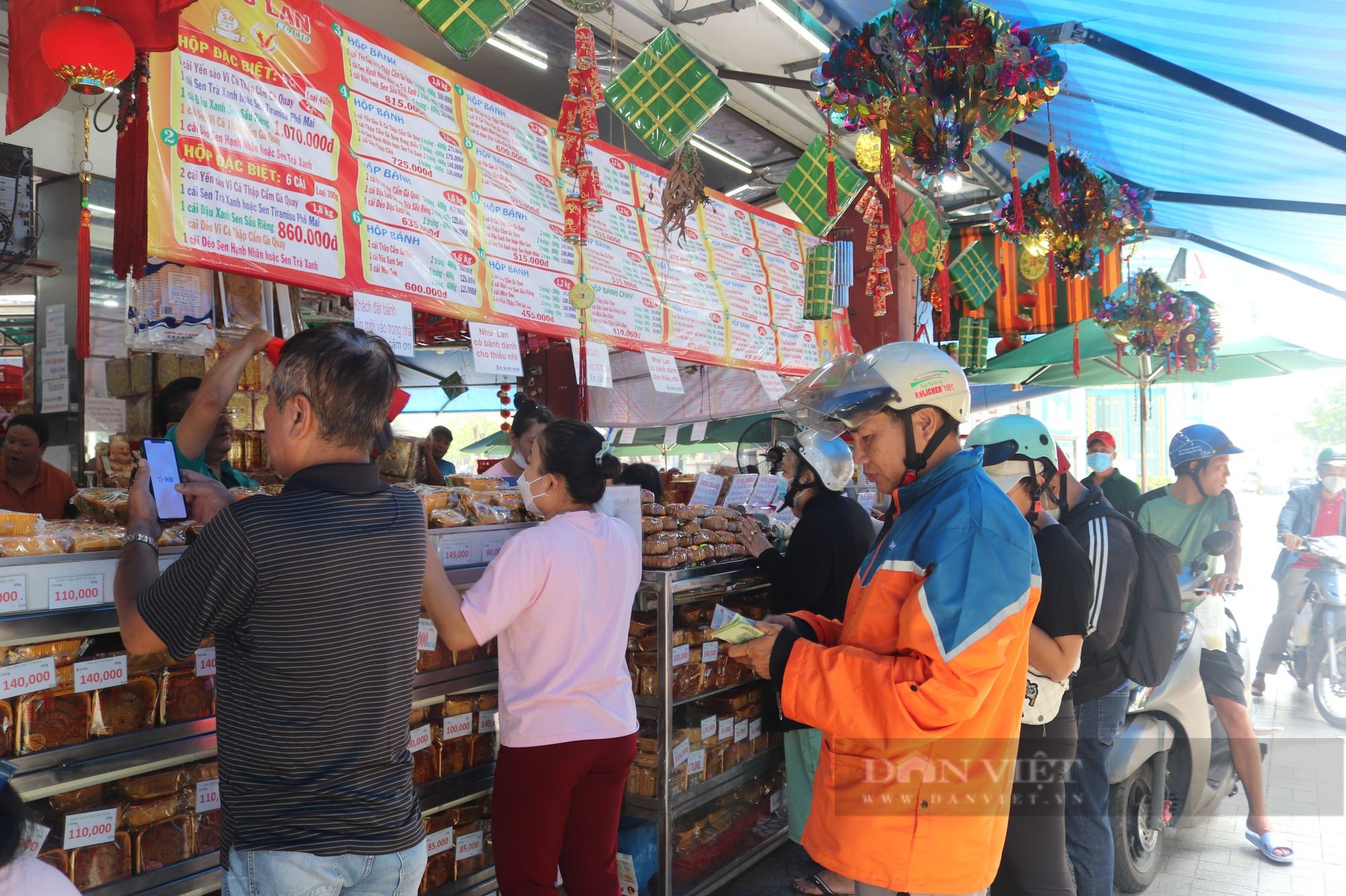 Giữa lúc bánh trung thu đại hạ giá vẫn ế, thương hiệu nổi tiếng nhất Sài Gòn đang bán buôn ra sao? - Ảnh 2.