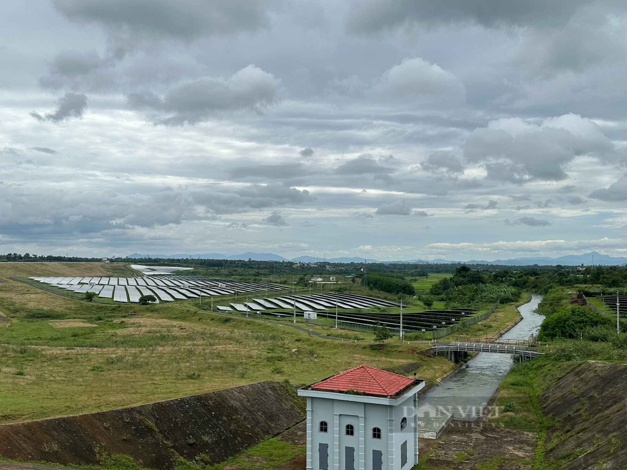 Loạt trang trại &quot;núp bóng&quot; nuôi trồng để sản xuất điện mặt trời  - Ảnh 2.