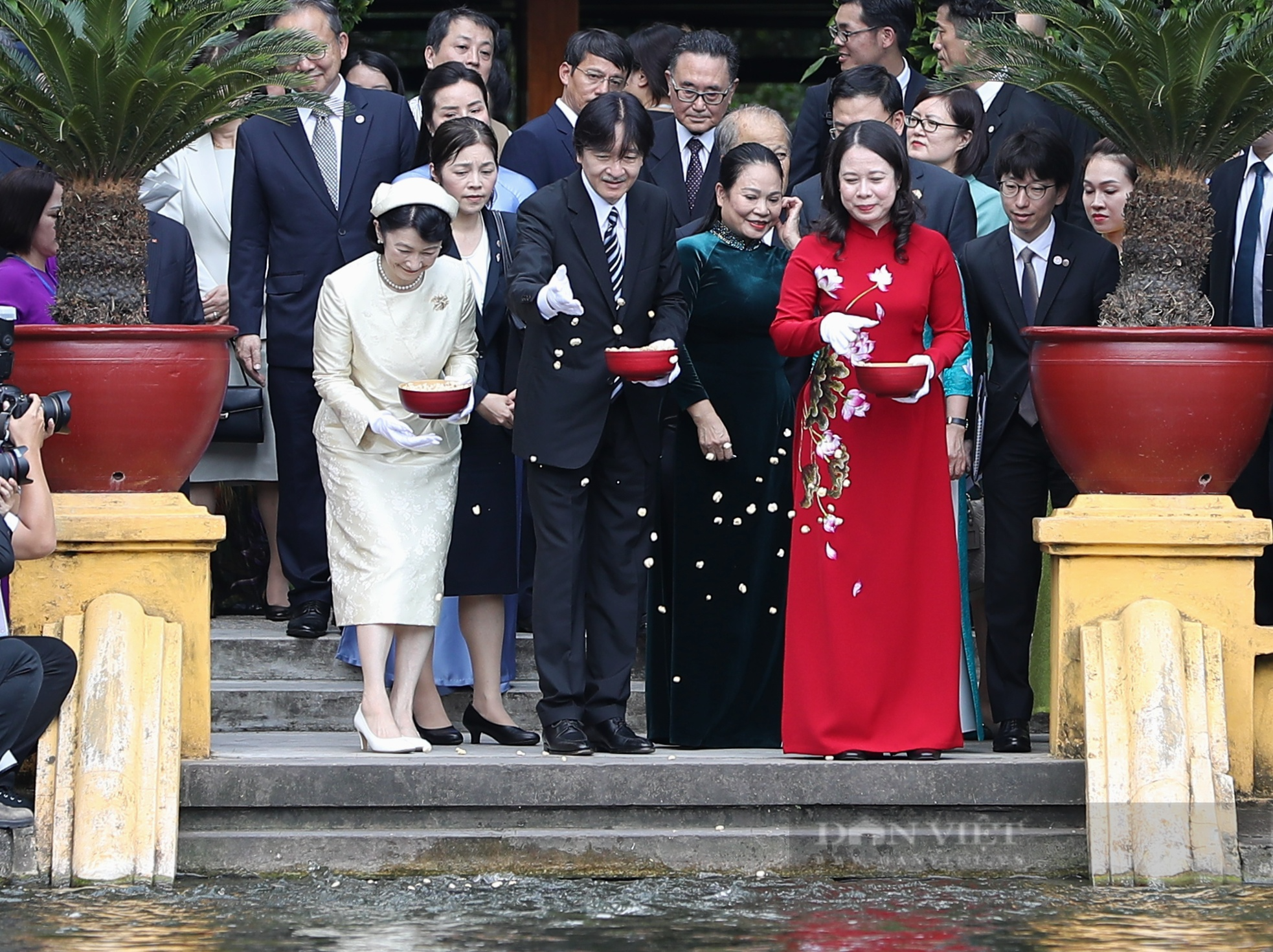 Hoàng Thái tử Nhật Bản và Phó Chủ tịch nước Võ Thị Ánh Xuân thăm khu di tích Nhà sàn và ao cá Bác Hồ - Ảnh 5.