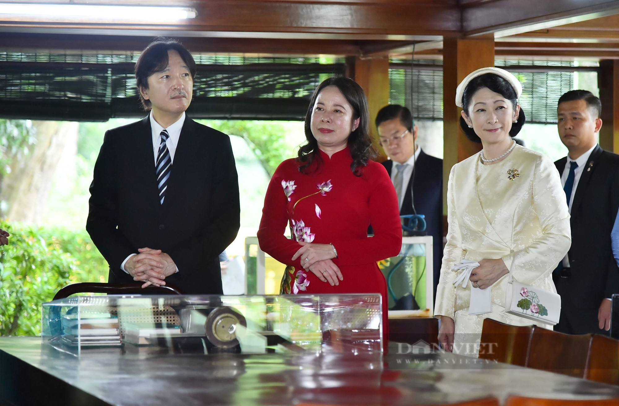 Hoàng Thái tử Nhật Bản và Phó Chủ tịch nước Võ Thị Ánh Xuân thăm khu di tích Nhà sàn và ao cá Bác Hồ - Ảnh 6.