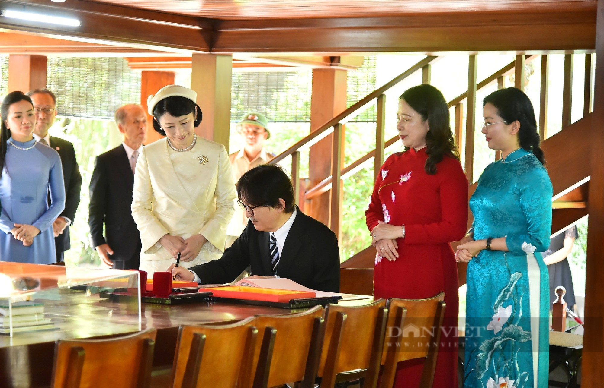 Hoàng Thái tử Nhật Bản và Phó Chủ tịch nước Võ Thị Ánh Xuân thăm khu di tích Nhà sàn và ao cá Bác Hồ - Ảnh 7.