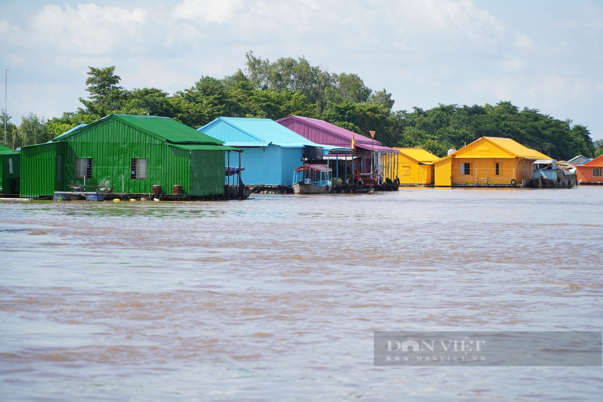 Hàng trăm &quot;căn nhà nổi&quot; phủ đầy màu sắc tại ngã ba sông Châu Đốc, tỉnh An Giang - Ảnh 6.