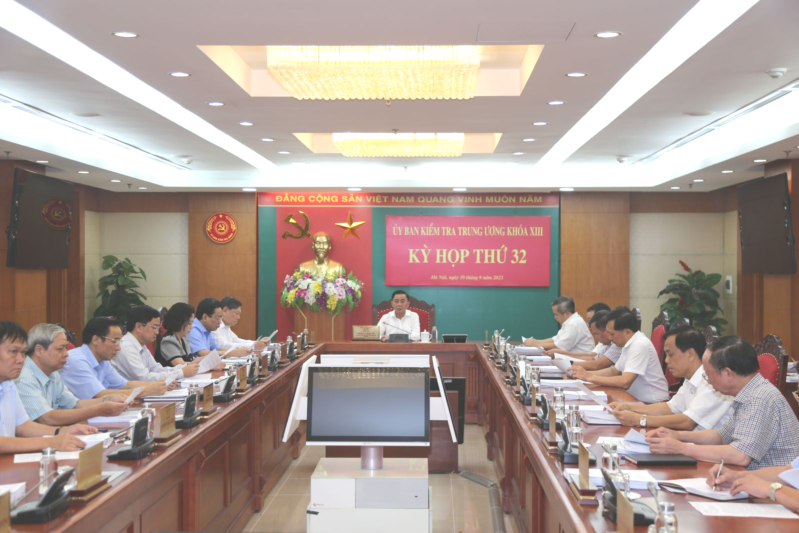 Đề nghị Bộ Chính trị, Ban Bí thư kỷ luật nguyên Bí thư và nguyên Chủ tịch Quảng Ninh - Ảnh 1.