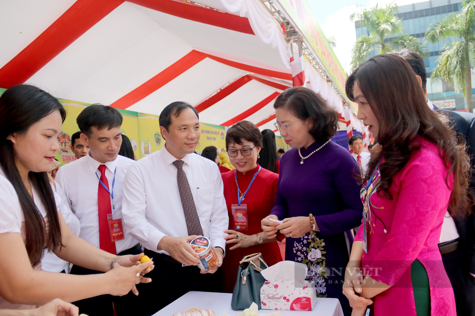 250 loại đặc sản, thực phẩm sạch trưng bày chào mừng Đại hội Hội Nông dân Hà Tĩnh - Ảnh 8.