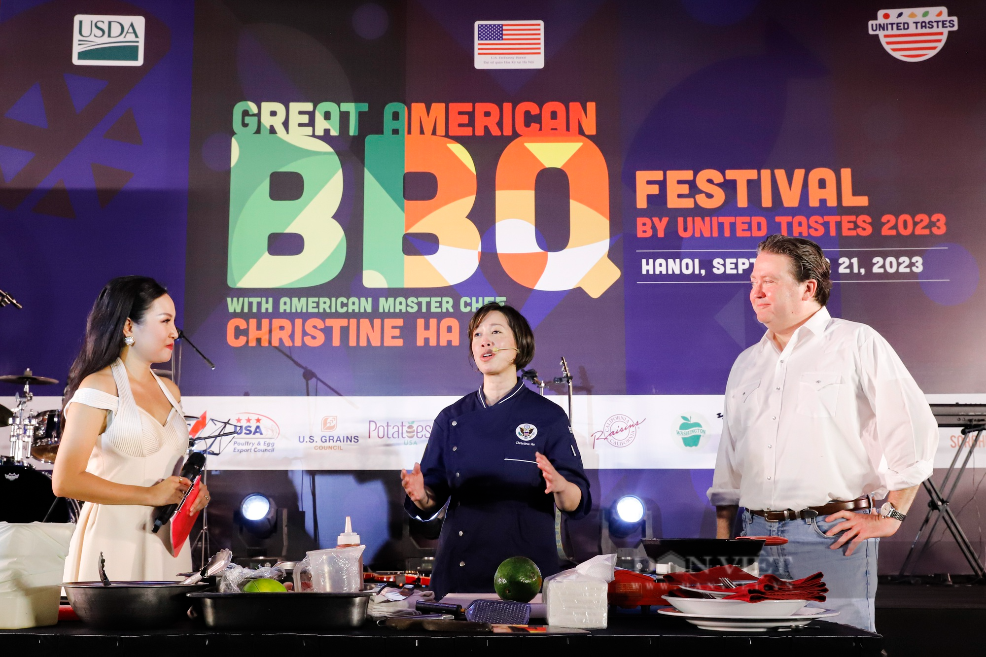 &quot;Vua đầu bếp&quot; Mỹ gốc Việt Christine Hà trình diễn nấu thịt bò nướng sốt BBQ từ Texas tại Hà Nội - Ảnh 5.