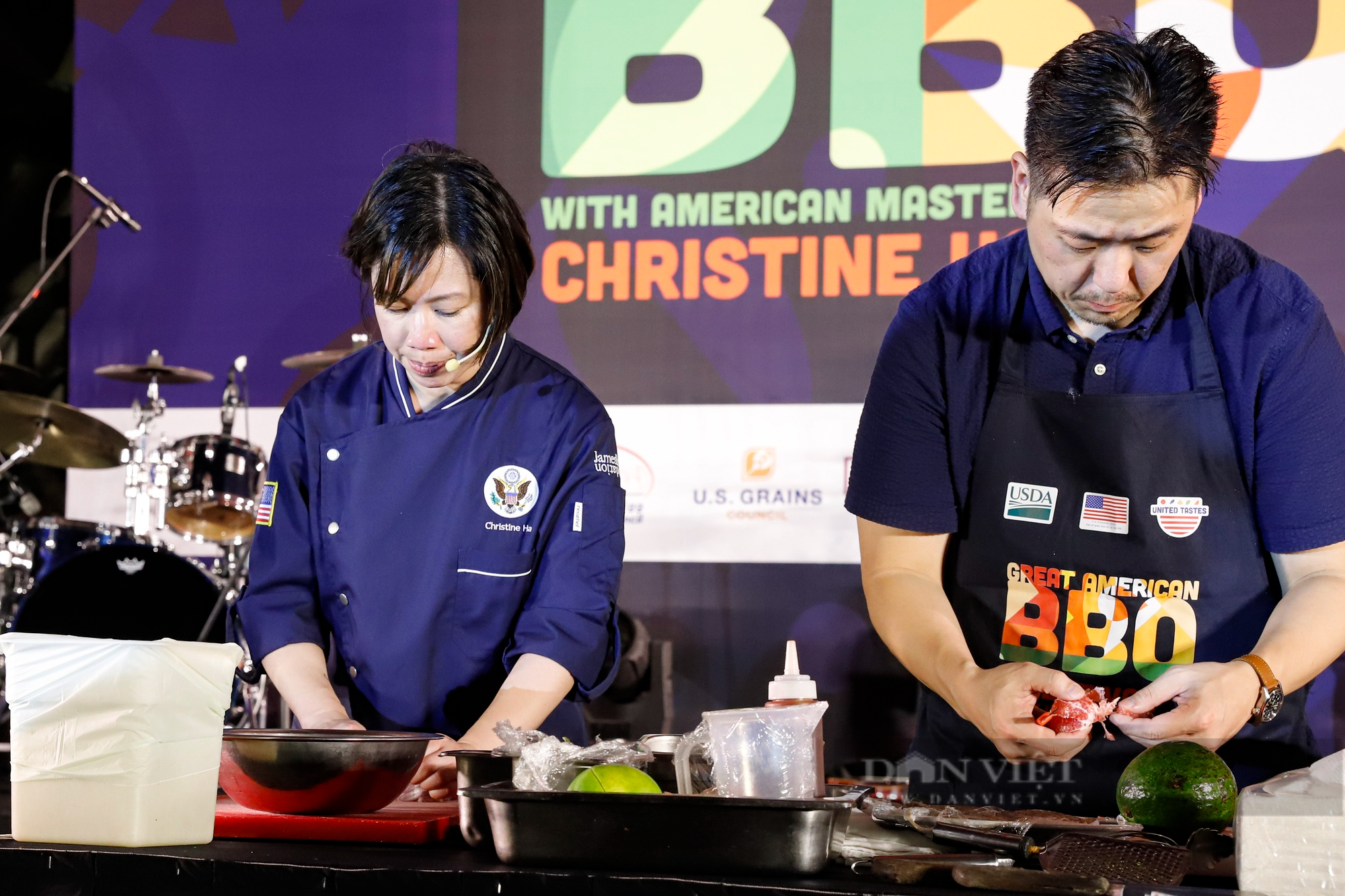 &quot;Vua đầu bếp&quot; Mỹ gốc Việt Christine Hà trình diễn nấu thịt bò nướng sốt BBQ từ Texas tại Hà Nội - Ảnh 8.