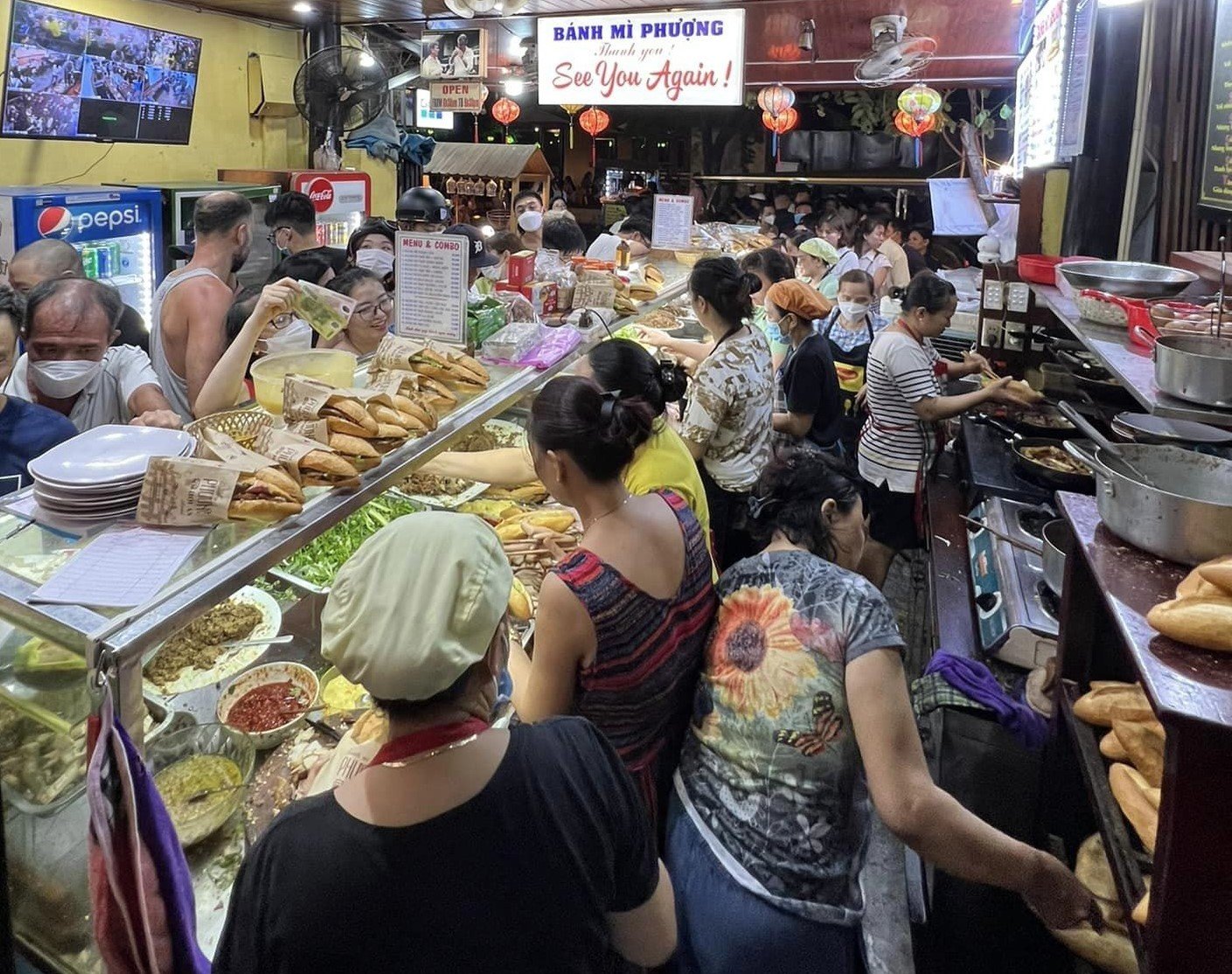 Sở Y tế Quảng Nam công bố kết quả xét nghiệm về ngộ độc tại tiệm bánh mì Phượng ở Hội An - Ảnh 1.