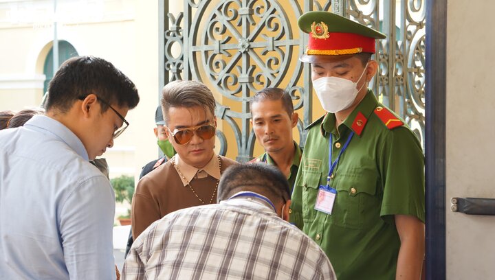 Nghệ sĩ Vy Oanh, Đàm Vĩnh Hưng đến phiên xét xử vụ CEO Nguyễn Phương Hằng - Ảnh 4.