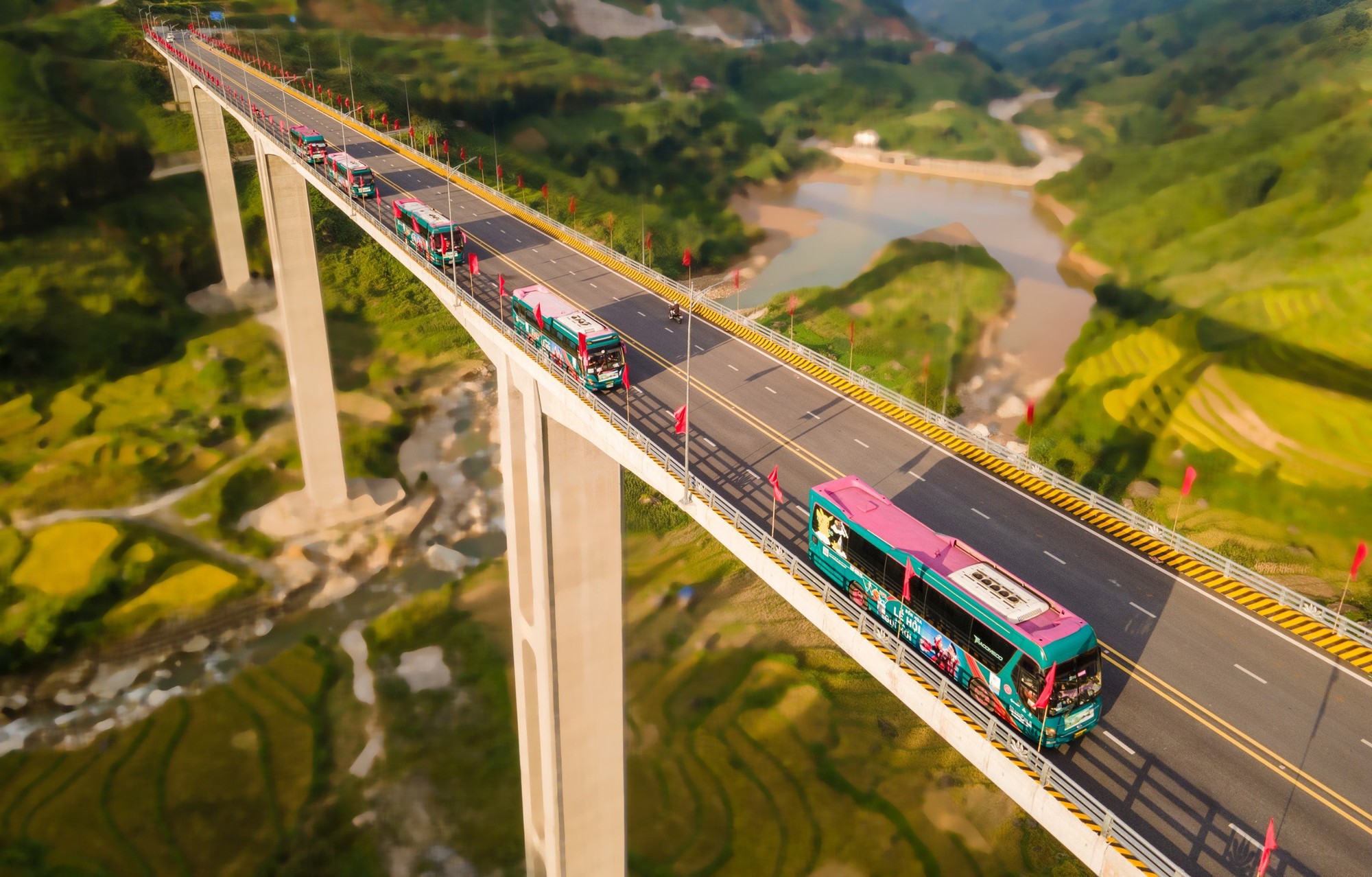 Chính thức thông toàn tuyến đường nối và cầu cạn cao nhất Việt Nam đi Sa Pa - Ảnh 3.