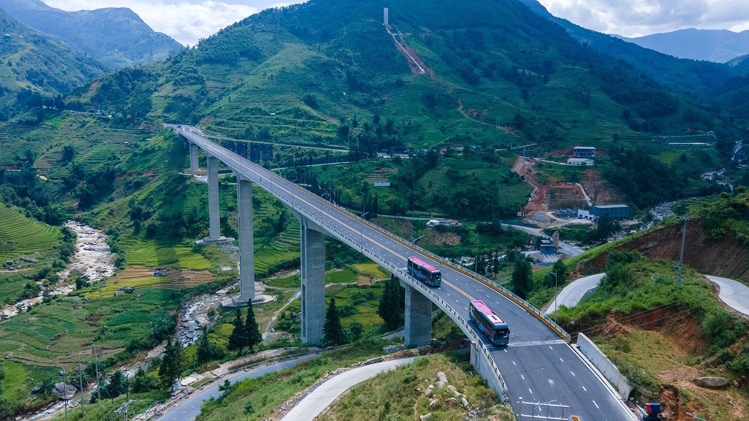 Chính thức thông toàn tuyến đường nối và cầu cạn cao nhất Việt Nam đi Sa Pa - Ảnh 4.