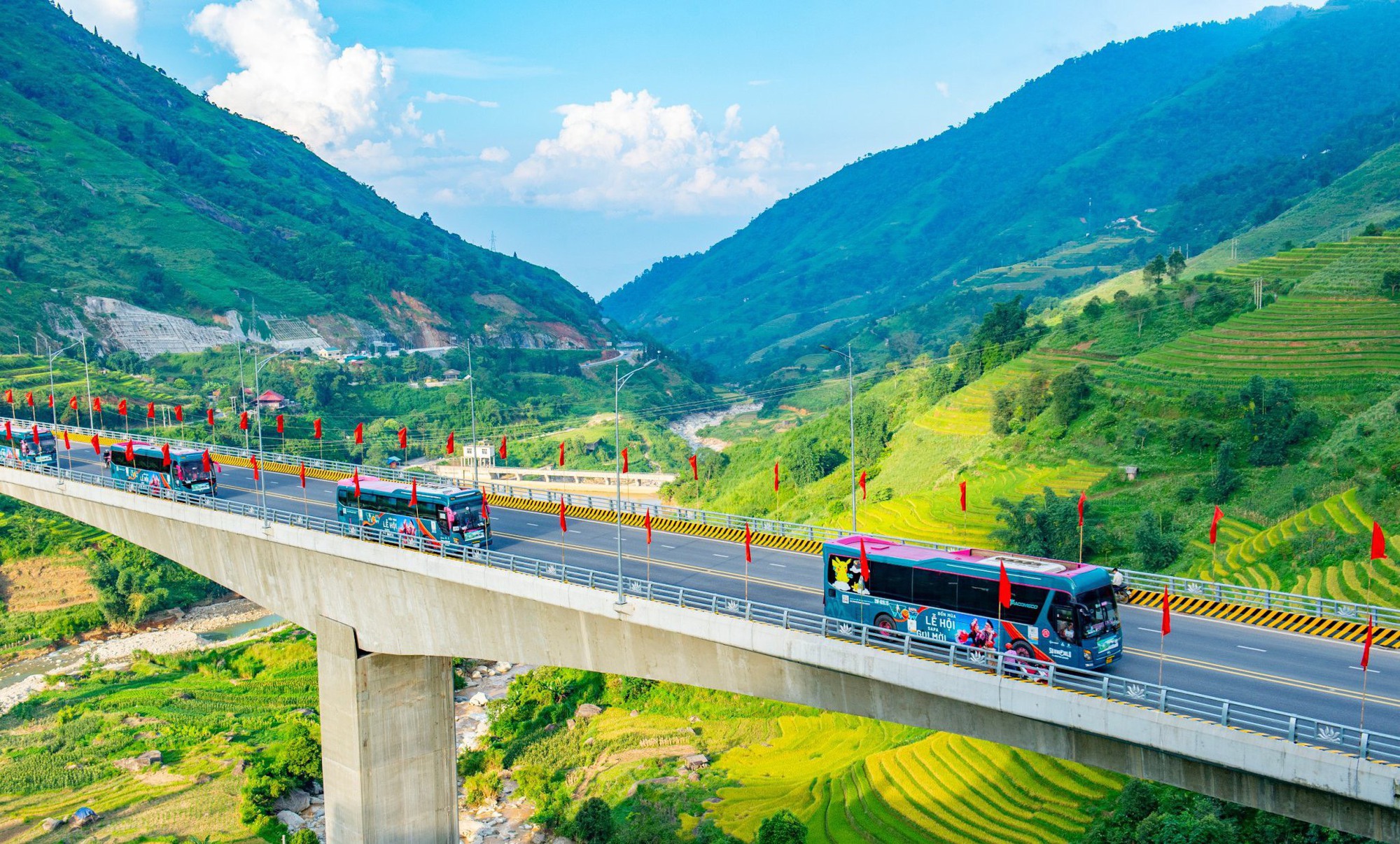 Chính thức thông toàn tuyến đường nối và cầu cạn cao nhất Việt Nam đi Sa Pa - Ảnh 2.