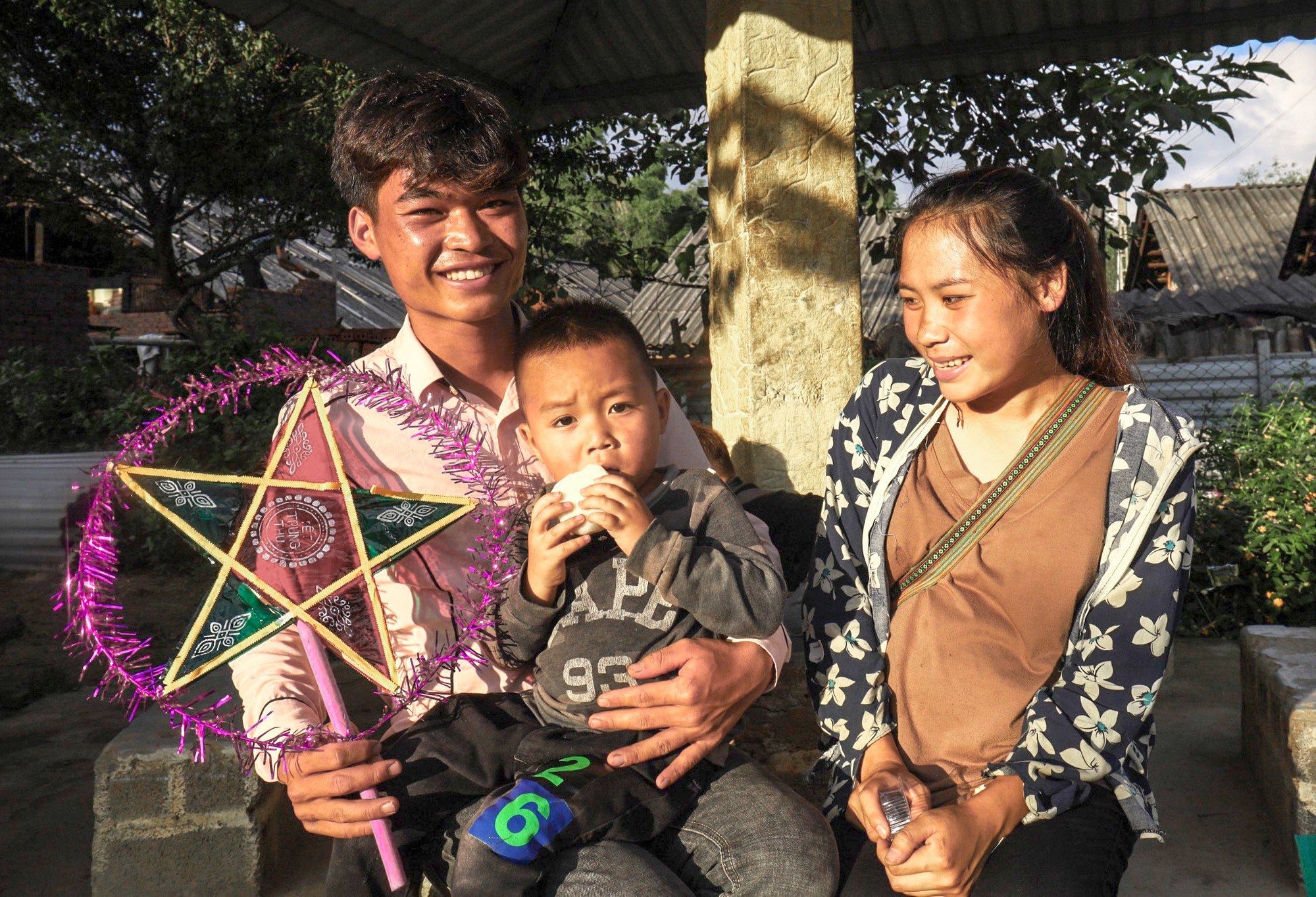 Theo chân gia đình người Mông tham dự ngày hội Trung thu đặc biệt - Ảnh 2.