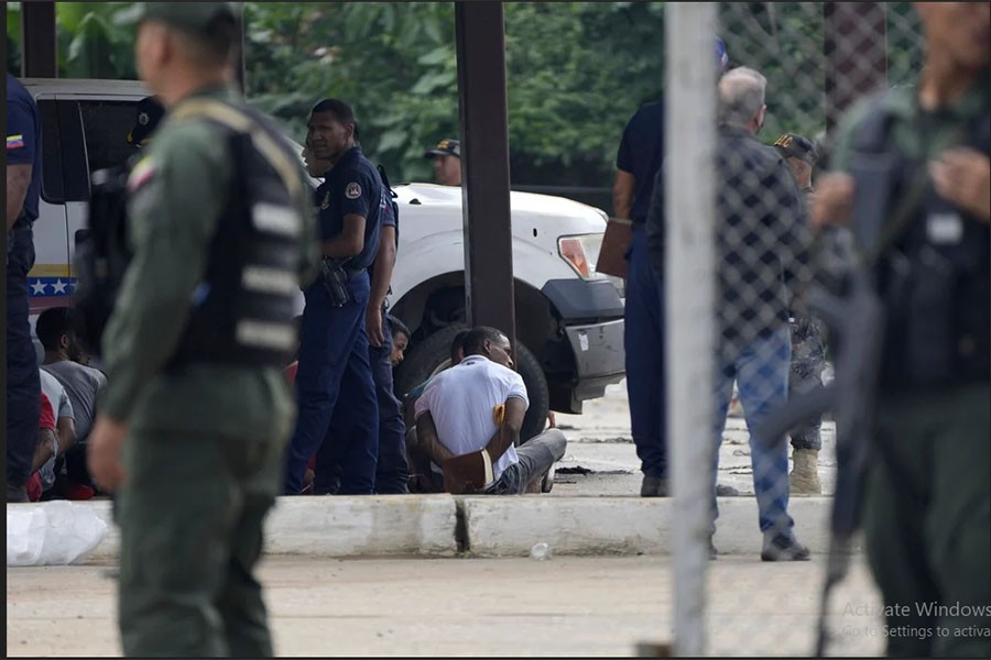 Hình ảnh mới nhất vụ Venezuela trấn áp băng đảng biến nhà tù thành tụ điểm ăn chơi - Ảnh 16.