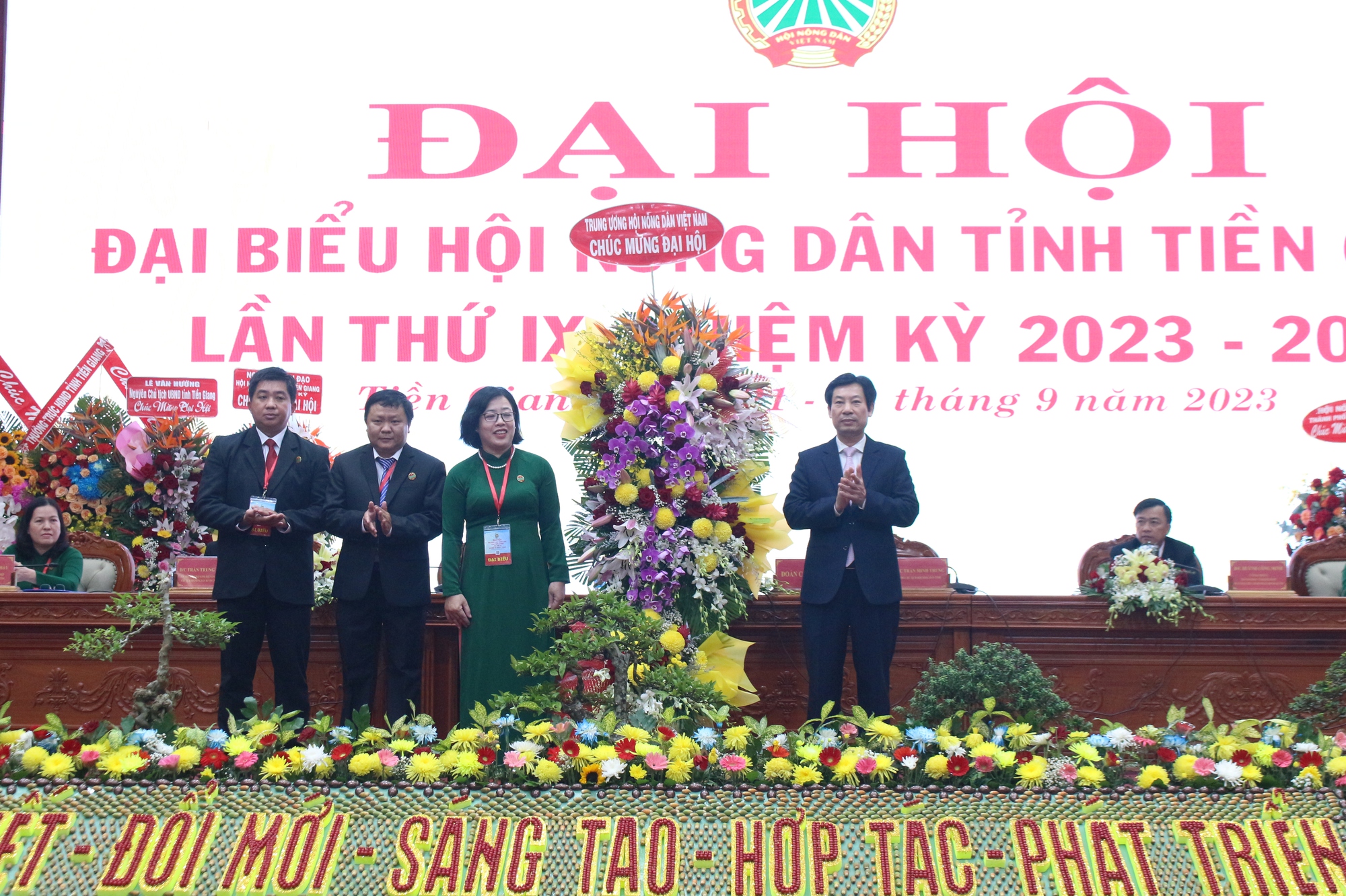 Bà Nguyễn Thị Hồng Phượng tái đắc cử chức Chủ tịch Hội Nông dân tỉnh Tiền Giang, lần thứ IX - Ảnh 3.