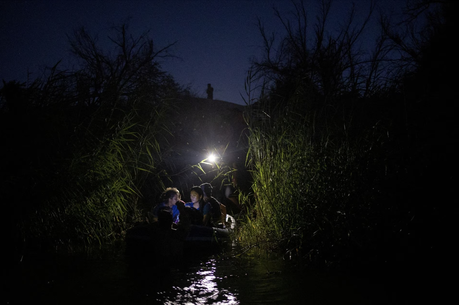 Cận cảnh tuyến đường di cư nguy hiểm nhất thế giới ở biên giới Mỹ - Mexico - Ảnh 6.
