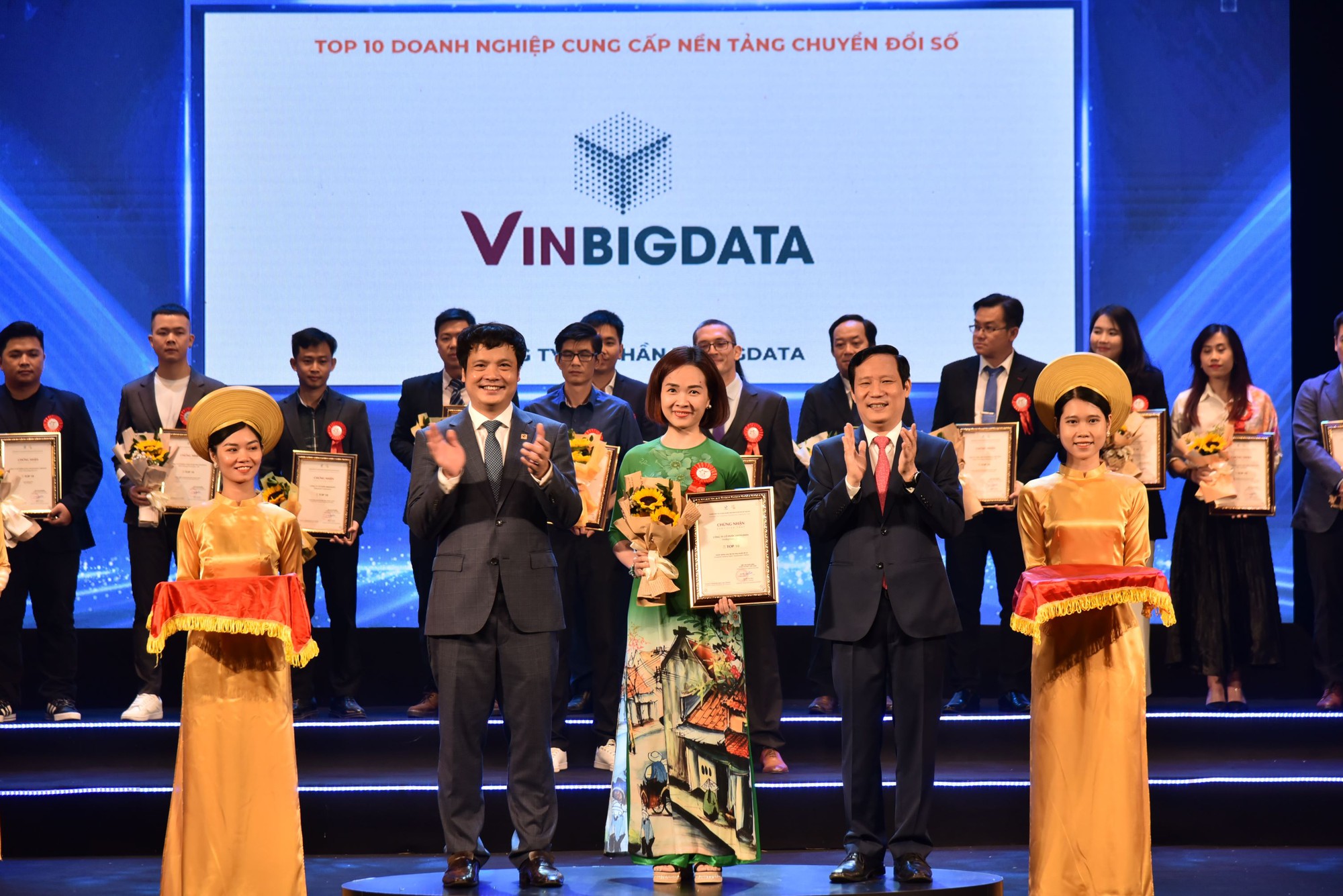 Bà Nguyễn Thị Phương Liên – Giám đốc Marketing VinBigdata đại diện công ty lên nhận giải tại Lễ vinh danh Top 10 Doanh nghiệp Công nghệ số xuất sắc Việt Nam 2023