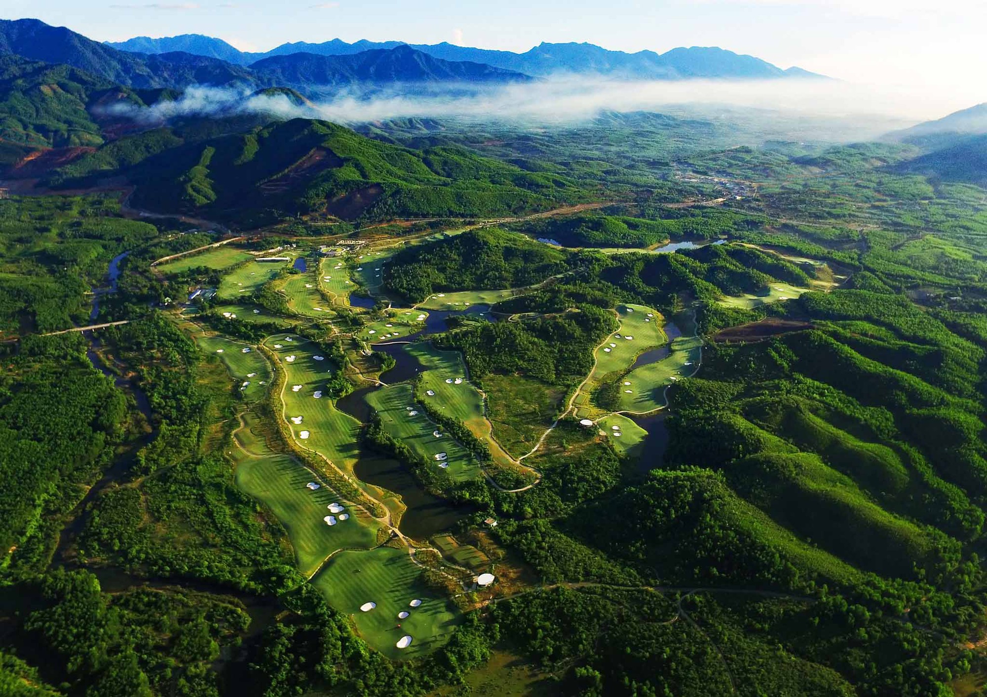 Bốn khu nghỉ dưỡng sân golf của Việt Nam vào top tốt nhất châu Á - Ảnh 1.
