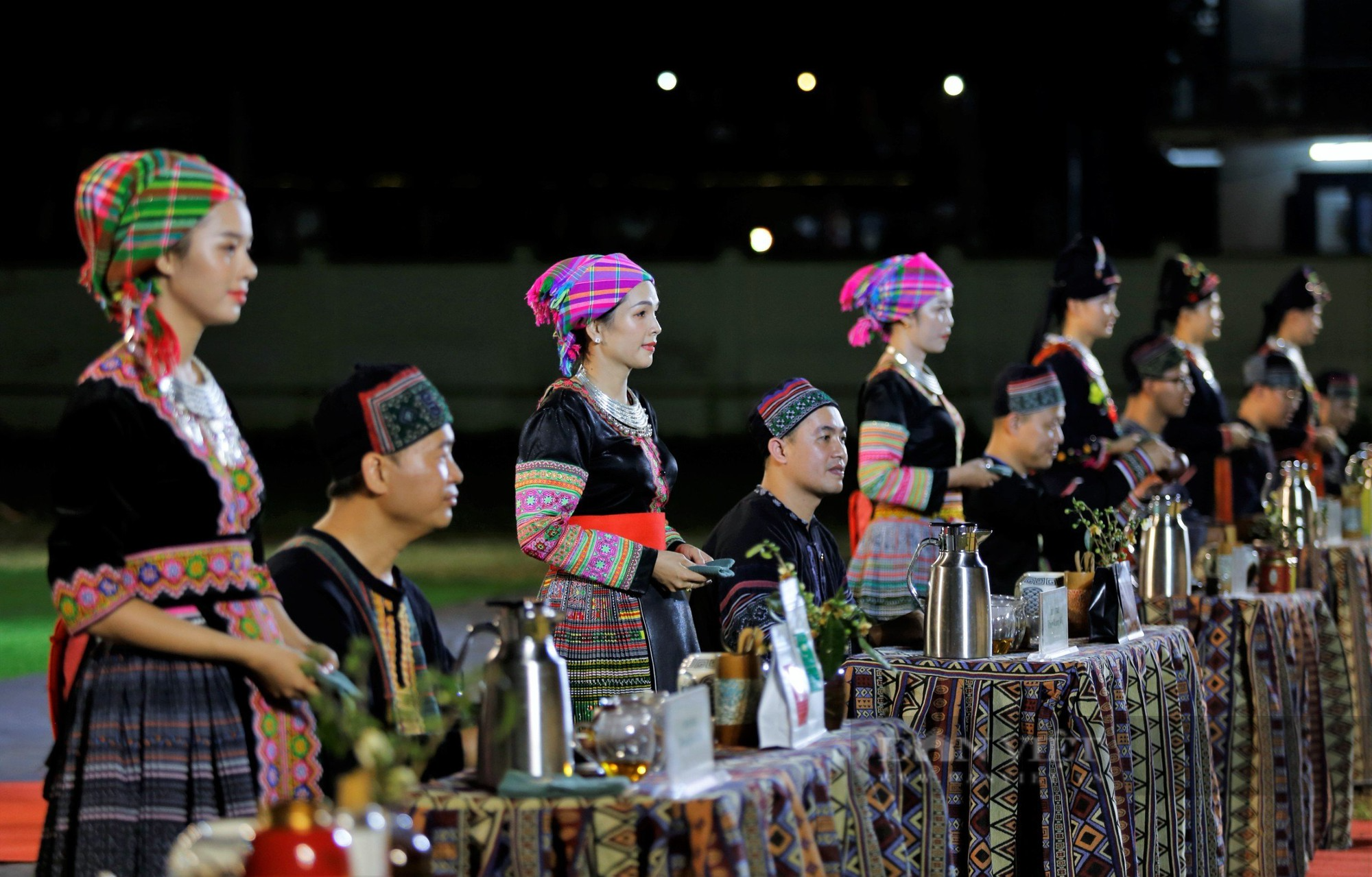 Thích thú xem nghệ nhân trình diễn cách pha trà Shan Tuyết Suối Giàng  - Ảnh 3.