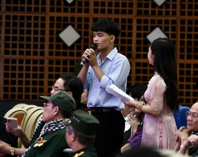 Hơn 600 sinh viên Hà Nội bật flash điện thoại trong đêm, vừa khóc vừa hát theo ca khúc nổi tiếng  - Ảnh 10.
