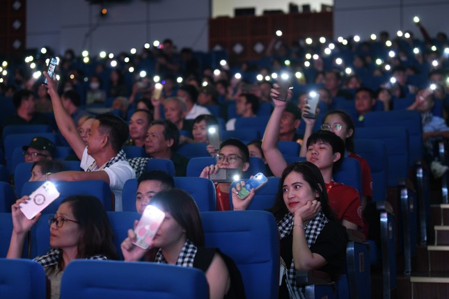Hơn 600 sinh viên Hà Nội bật flash điện thoại trong đêm, vừa khóc vừa hát theo ca khúc nổi tiếng  - Ảnh 5.