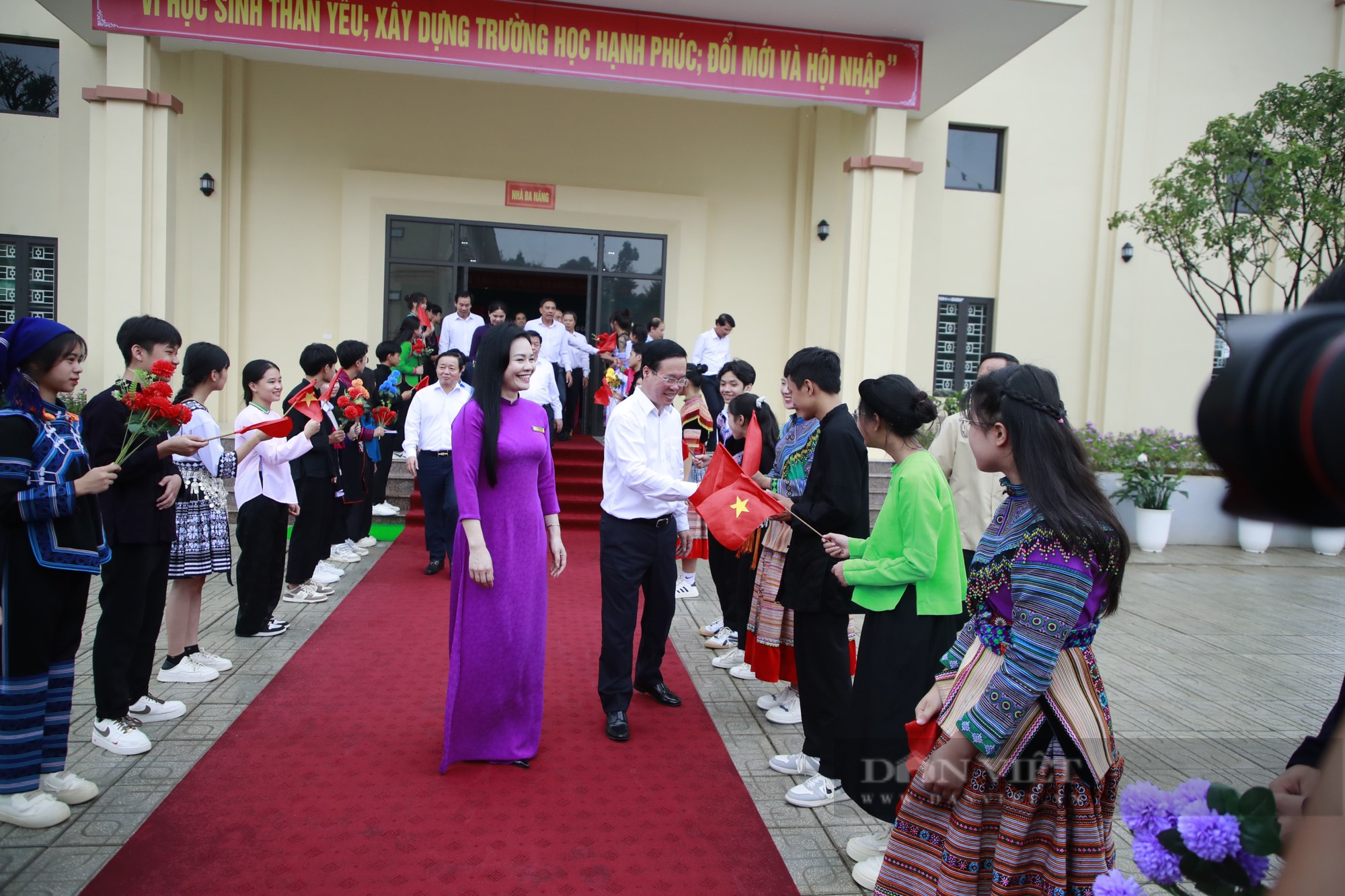 Chủ tịch nước Võ Văn Thưởng thăm, tặng quà Trường THPT Dân tộc nội trú tỉnh Lào Cai - Ảnh 1.
