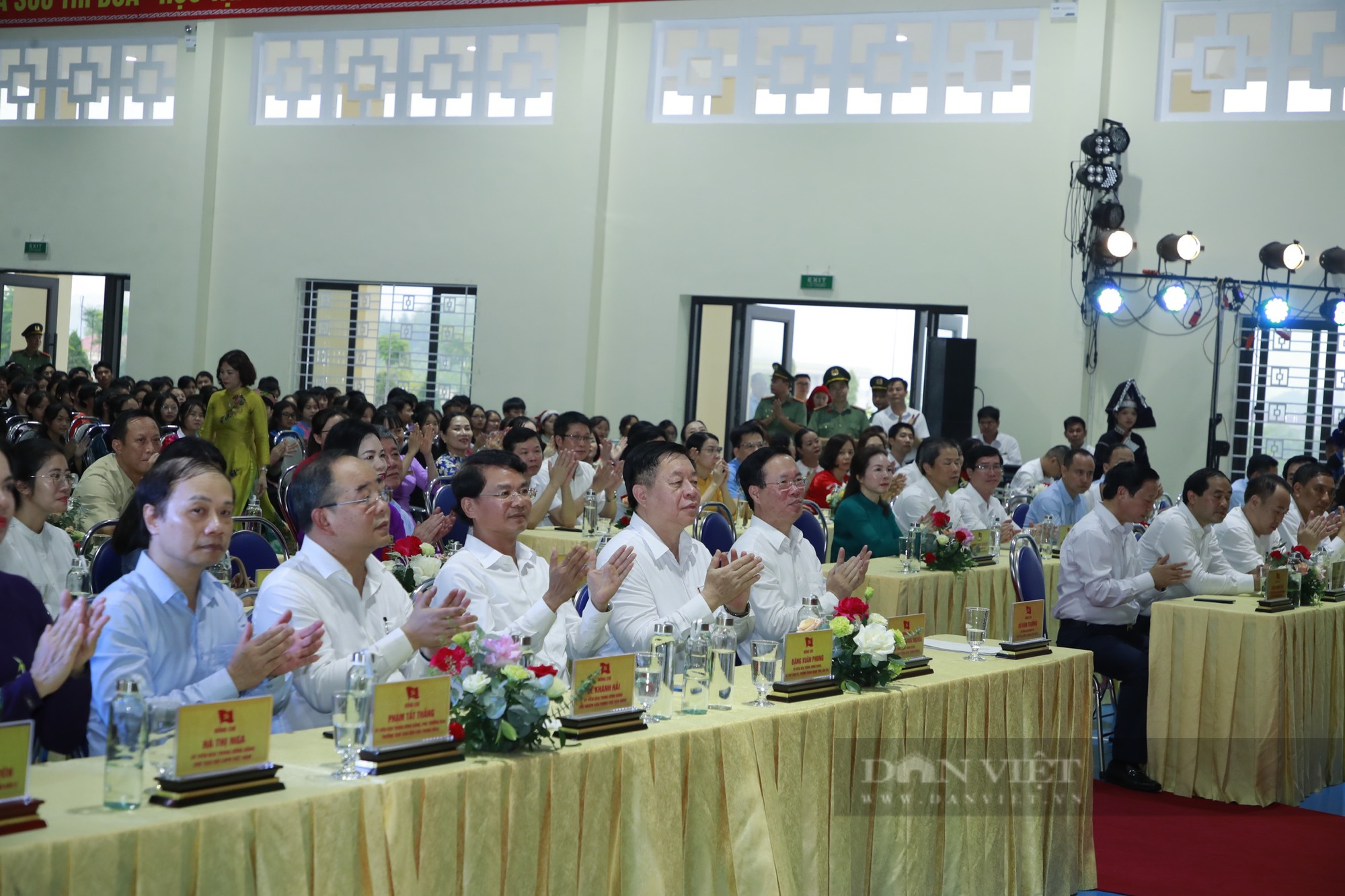 Chủ tịch nước Võ Văn Thưởng thăm, tặng quà Trường THPT Dân tộc nội trú tỉnh Lào Cai - Ảnh 2.