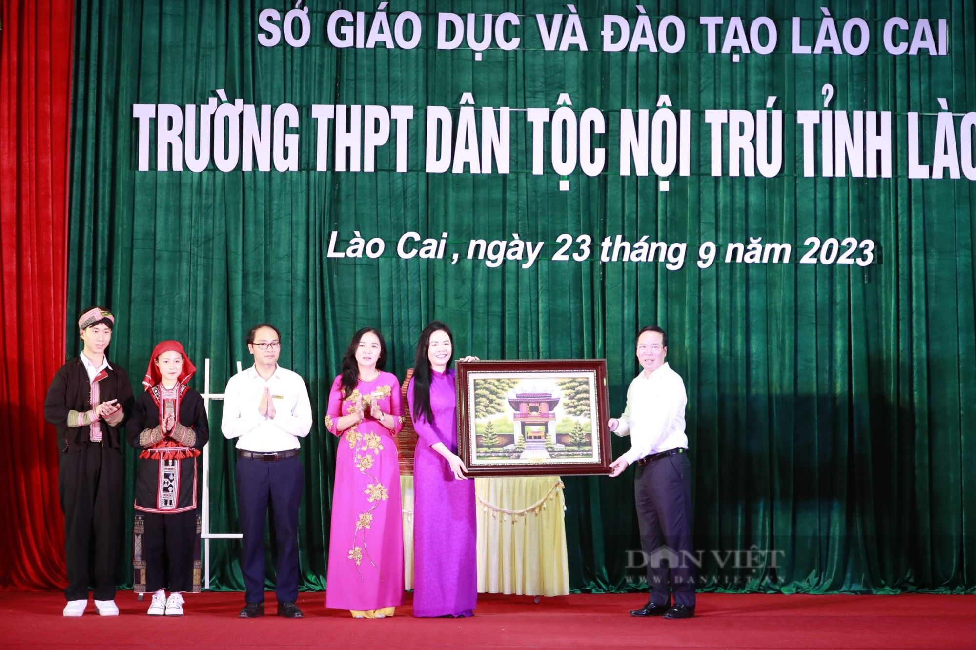 Chủ tịch nước Võ Văn Thưởng thăm, tặng quà Trường THPT Dân tộc nội trú tỉnh Lào Cai - Ảnh 3.