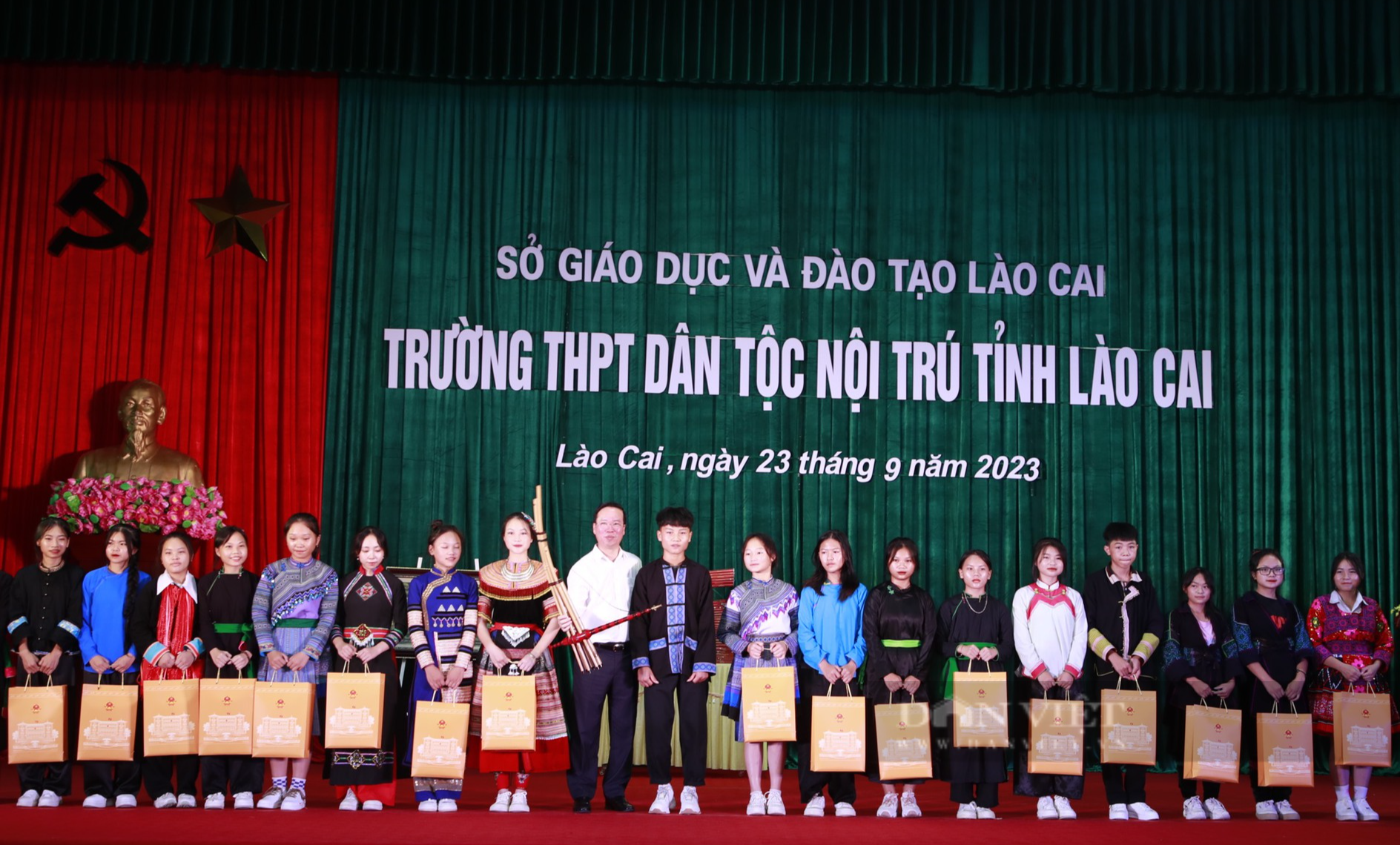 Chủ tịch nước Võ Văn Thưởng thăm, tặng quà Trường THPT Dân tộc nội trú tỉnh Lào Cai - Ảnh 4.