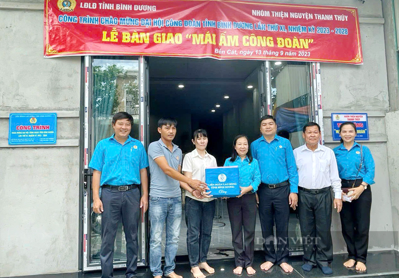 Lãnh đạo Liên đoàn Lao động tỉnh Bình Dương tặng quà cho gia đình nữ công nhân Nguyễn Thị Thùy Nhân. Ảnh: H. Trung