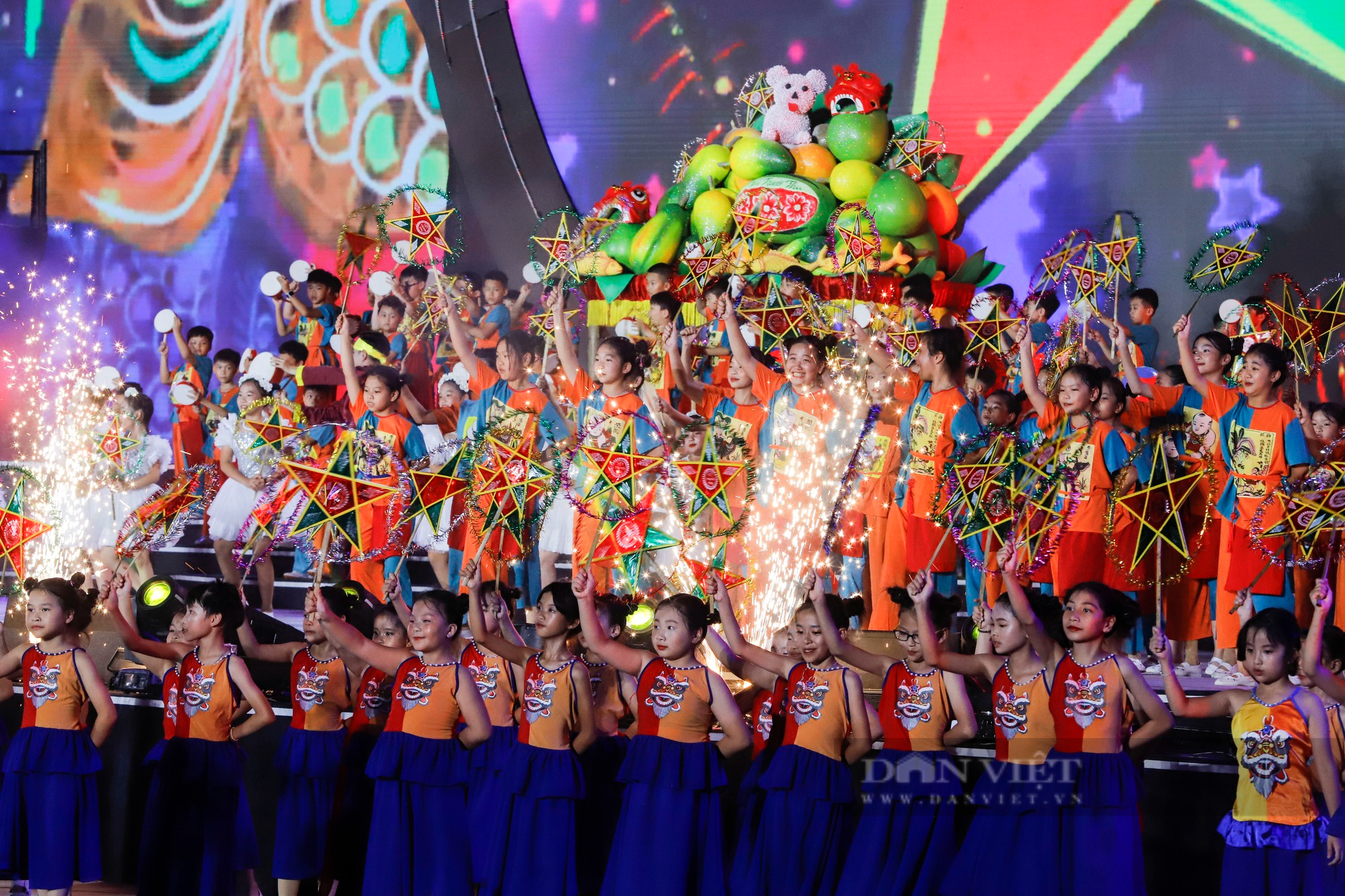 Chủ tịch nước Võ Văn Thưởng dự Lễ hội Trung thu lớn nhất Việt Nam - Ảnh 9.