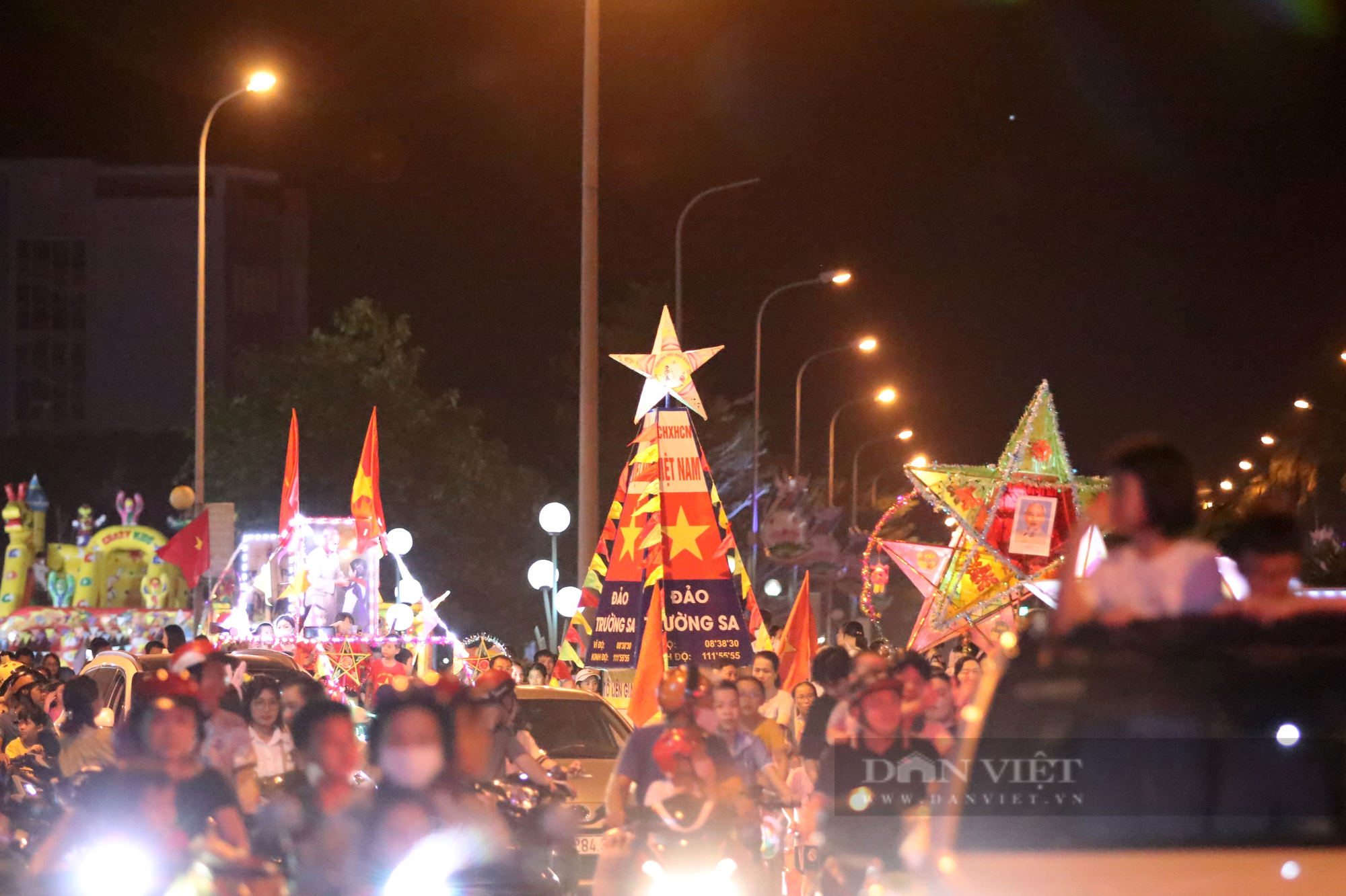 Lần đầu tiên Hà Tĩnh tổ chức rước đèn trung thu khổng lồ, đẹp lung linh, người dân trầm trồ đổ ra đường xem - Ảnh 3.