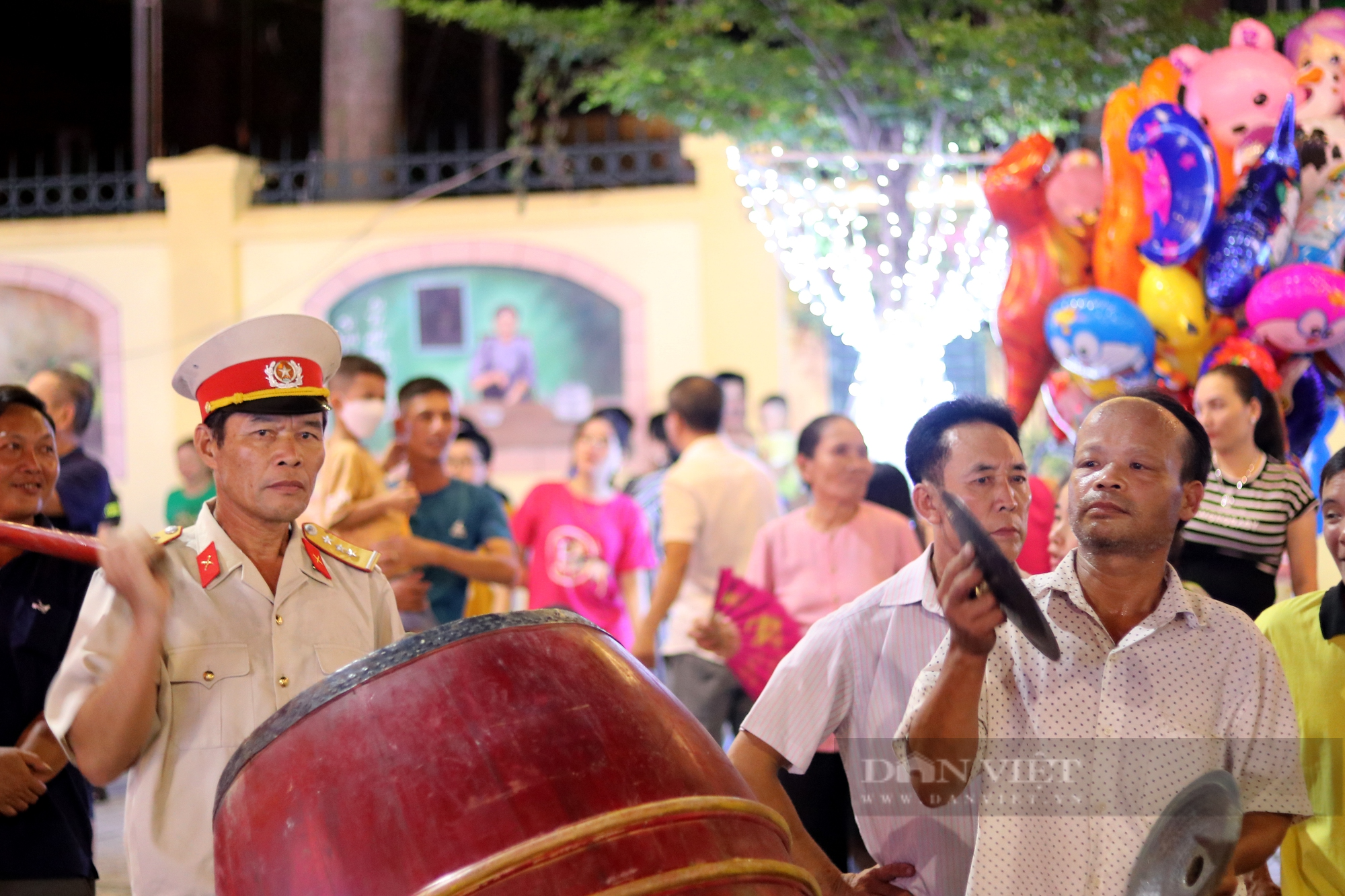 Lần đầu tiên Hà Tĩnh tổ chức rước đèn trung thu khổng lồ, đẹp lung linh, người dân trầm trồ đổ ra đường xem - Ảnh 11.