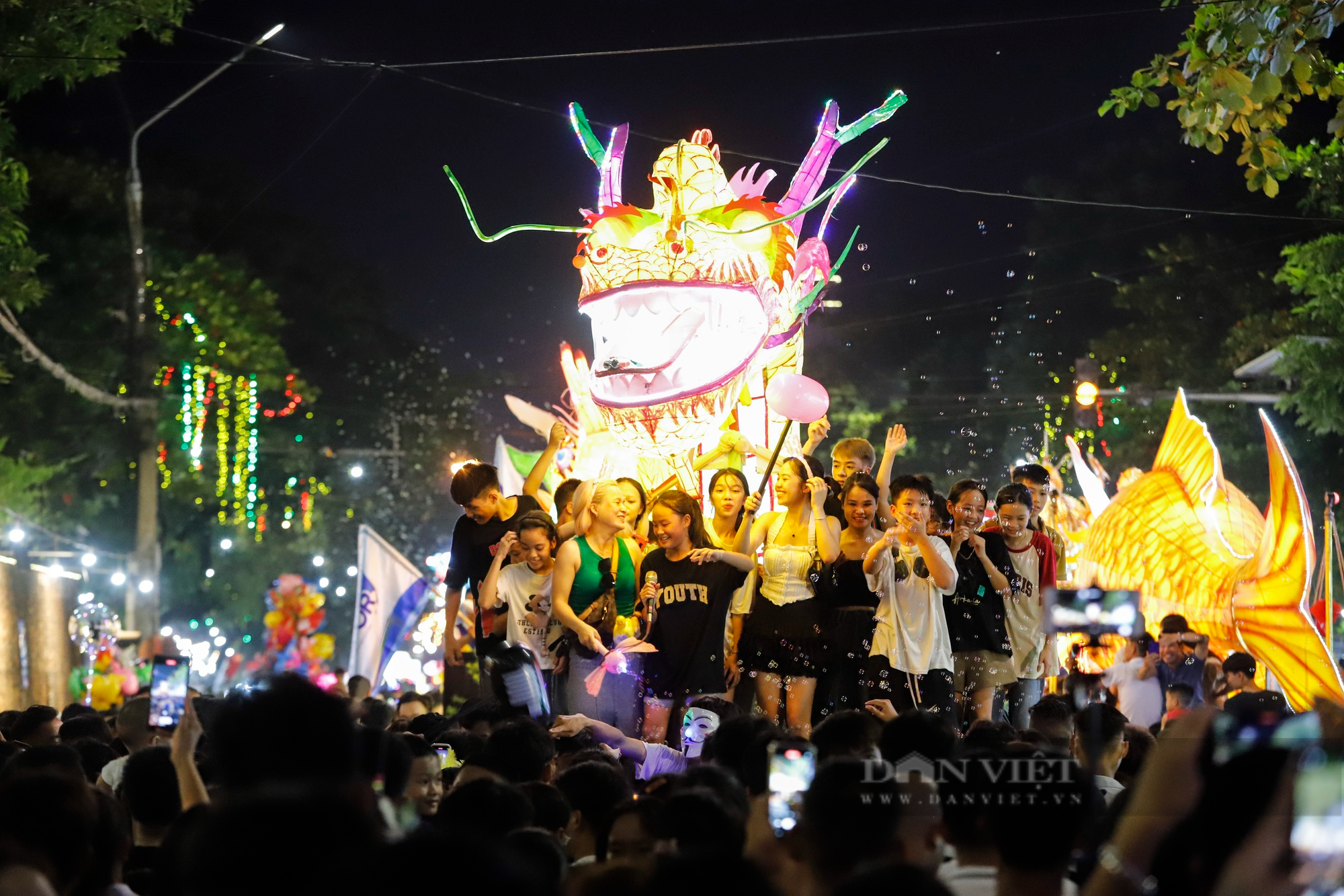 Giới trẻ ra giữa đường &quot;quẩy banh nóc&quot; trong đêm Lễ hội thành Tuyên 2023 - Ảnh 2.