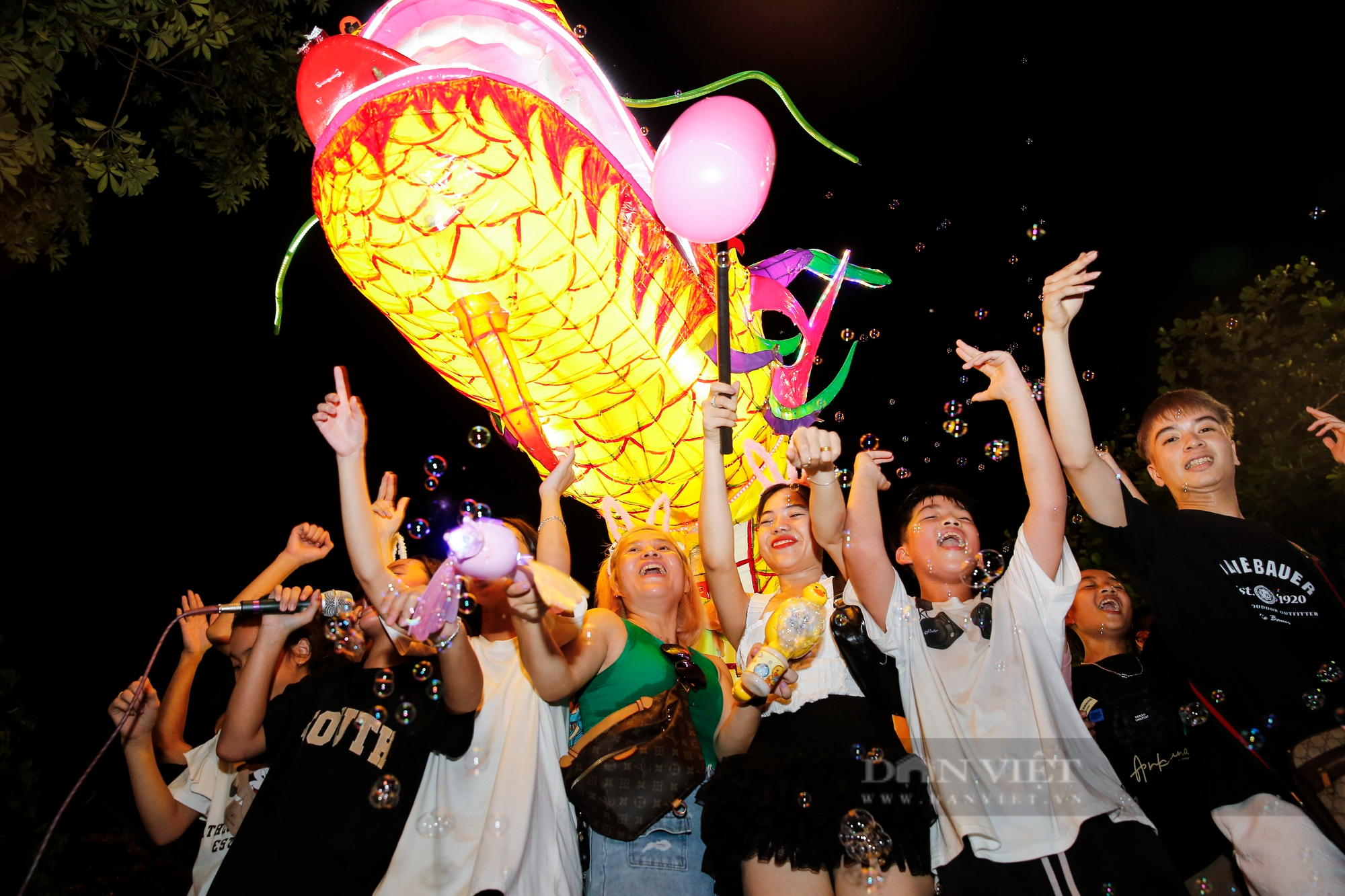 Giới trẻ ra giữa đường &quot;quẩy banh nóc&quot; trong đêm Lễ hội thành Tuyên 2023 - Ảnh 6.