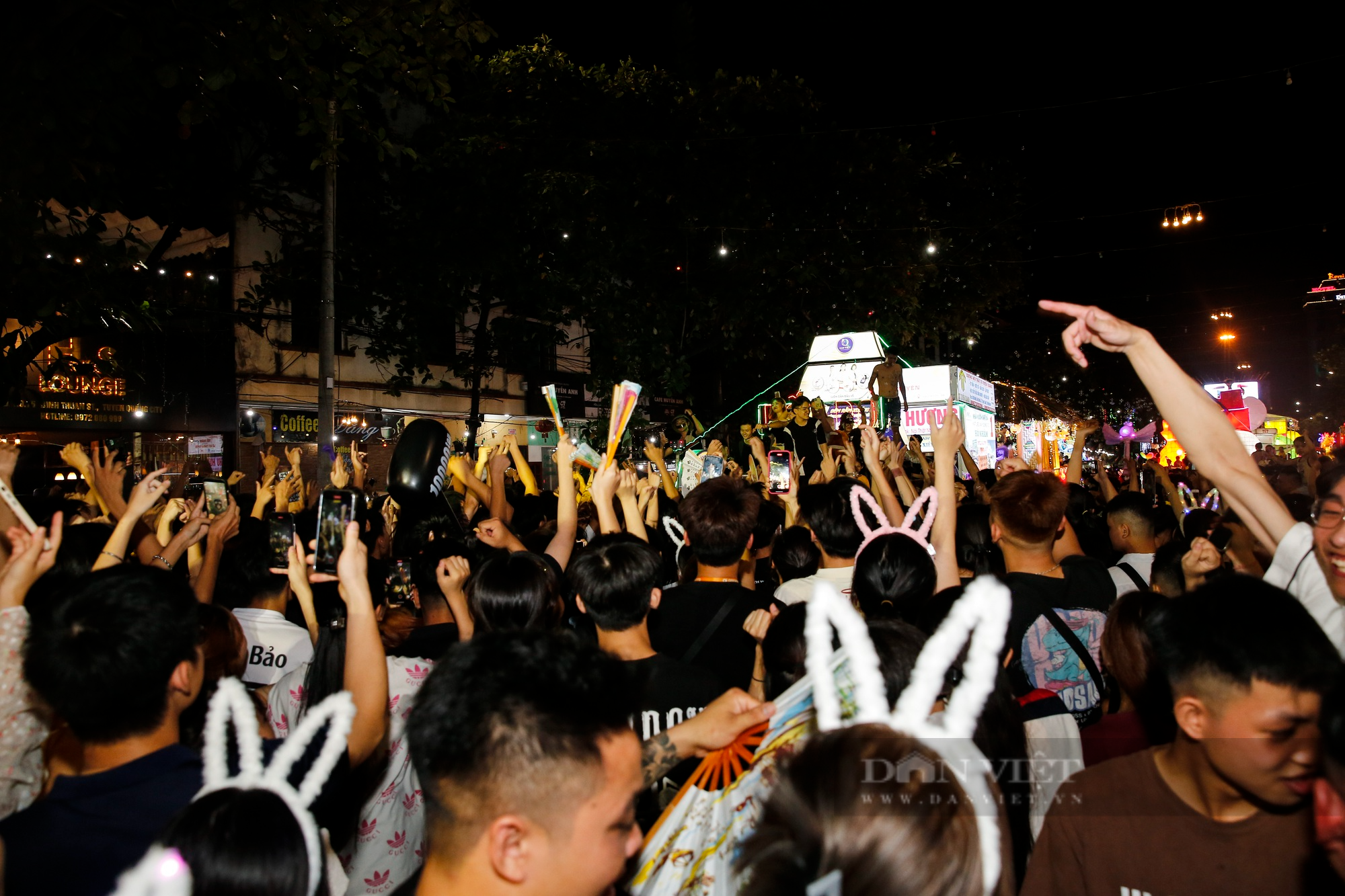Giới trẻ ra giữa đường &quot;quẩy banh nóc&quot; trong đêm Lễ hội thành Tuyên 2023 - Ảnh 7.