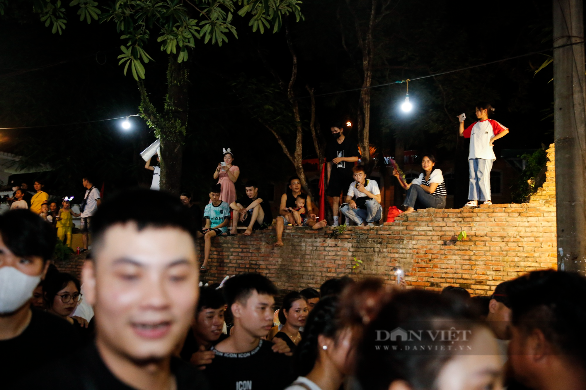 Giới trẻ ra giữa đường &quot;quẩy banh nóc&quot; trong đêm Lễ hội thành Tuyên 2023 - Ảnh 11.