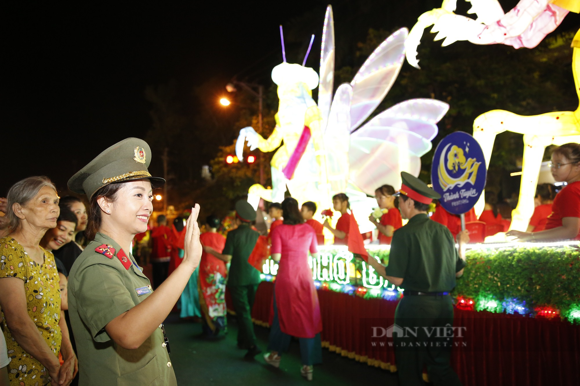 Giới trẻ ra giữa đường &quot;quẩy banh nóc&quot; trong đêm Lễ hội thành Tuyên 2023 - Ảnh 13.