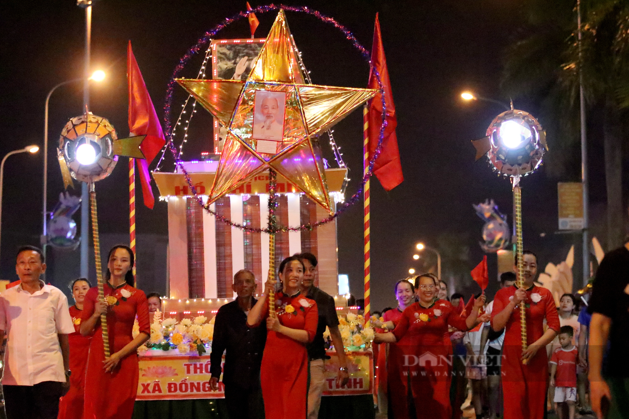 Lần đầu tiên Hà Tĩnh tổ chức rước đèn trung thu khổng lồ, đẹp lung linh, người dân trầm trồ đổ ra đường xem - Ảnh 15.