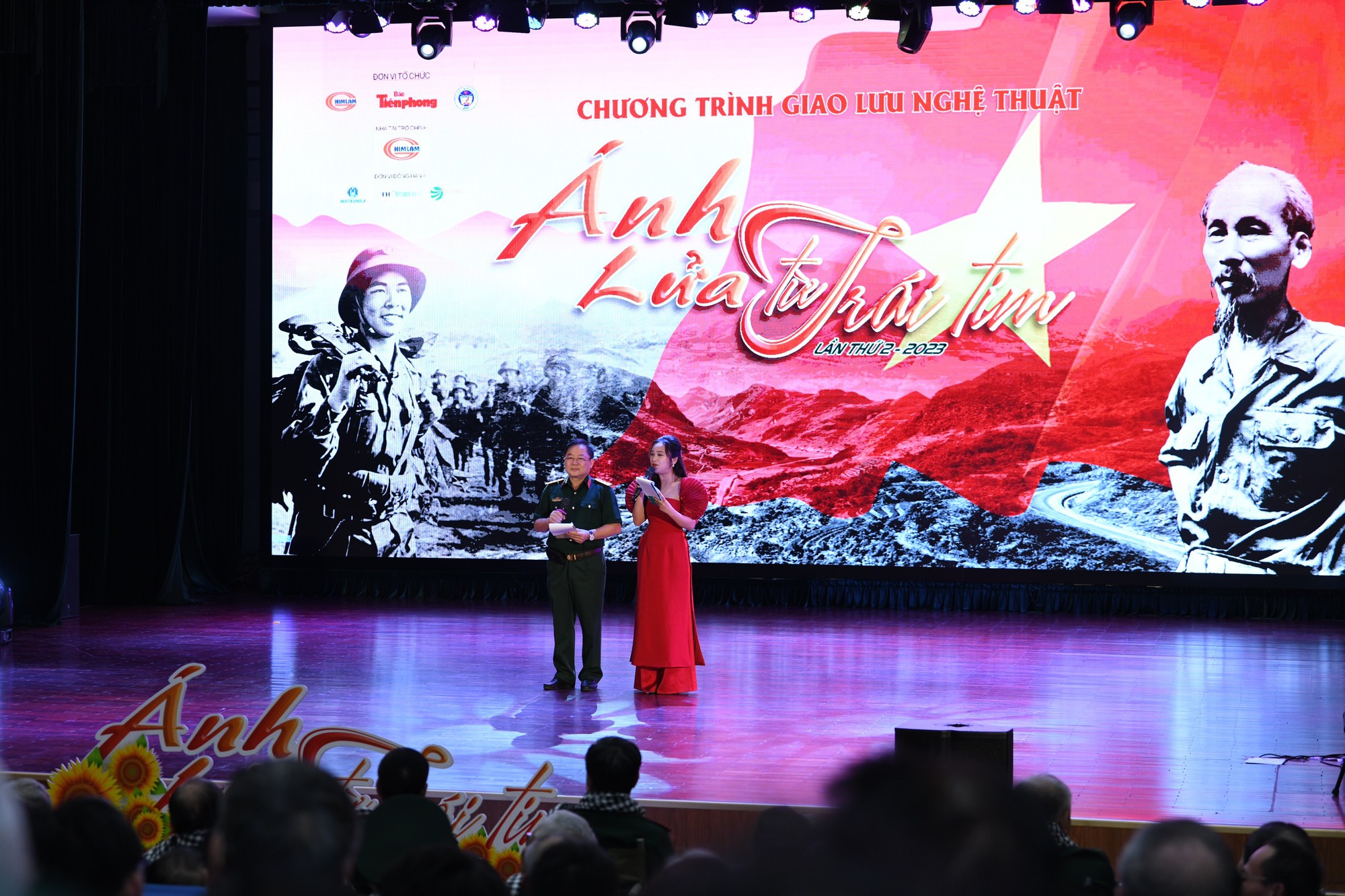 Hơn 600 sinh viên Hà Nội bật flash điện thoại trong đêm, vừa khóc vừa hát theo ca khúc nổi tiếng  - Ảnh 1.