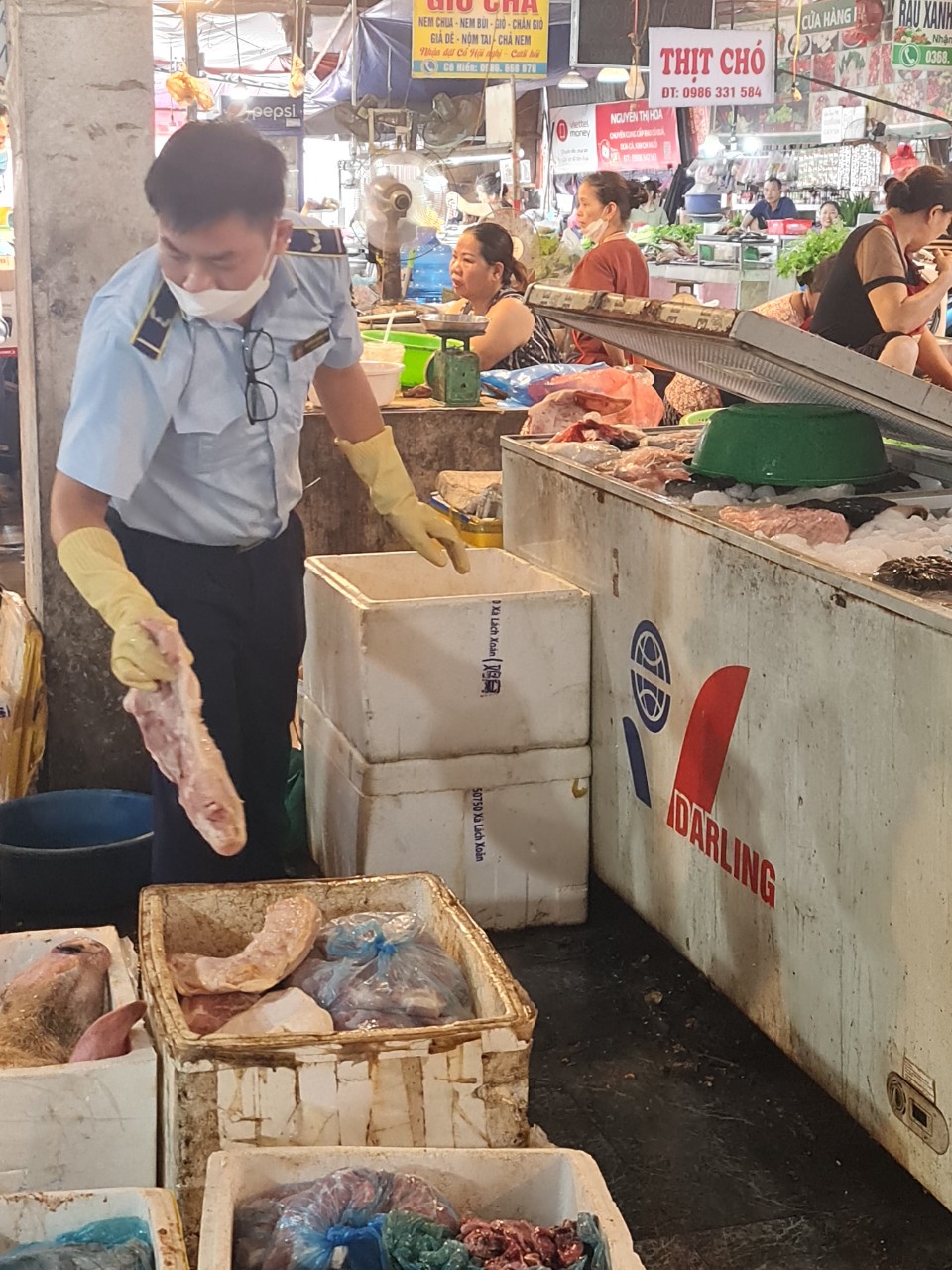 Lực lượng chức năng Thái Nguyên tiêu huỷ trên 2 tấn thịt lợn bốc mùi hôi thối  - Ảnh 1.