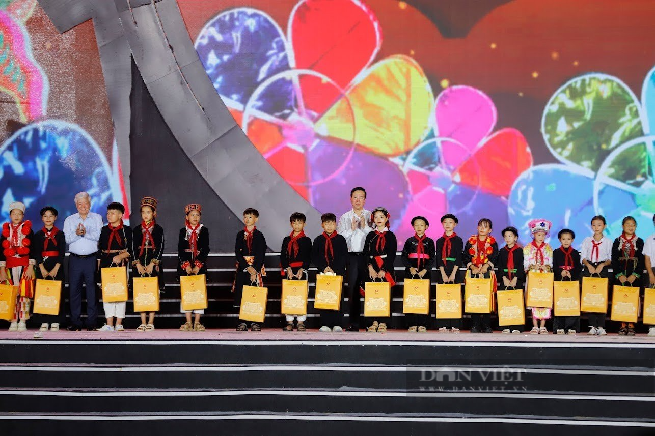 Chủ tịch nước Võ Văn Thưởng dự Lễ hội Thành Tuyên cùng các em thiếu niên, nhi đồng - Ảnh 2.