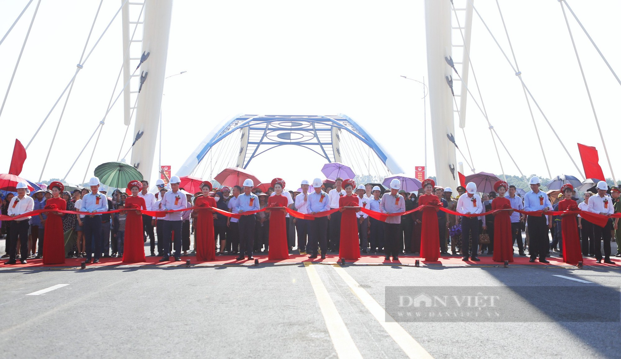 Yên Bái khánh thành cây cầu 650 tỷ đồng bắc qua sông Hồng - Ảnh 1.