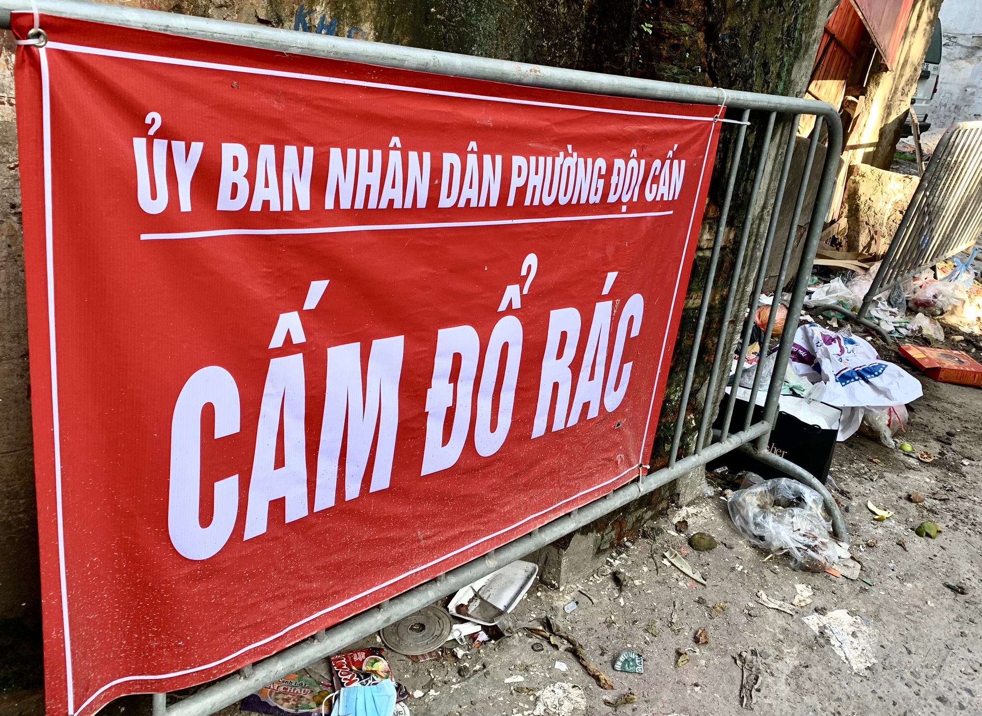 Có biển cấm kèm thông báo phạt tiền nhưng nhiều người dân tại Hà Nội vẫn bất chấp đổ trộm rác thải - Ảnh 5.