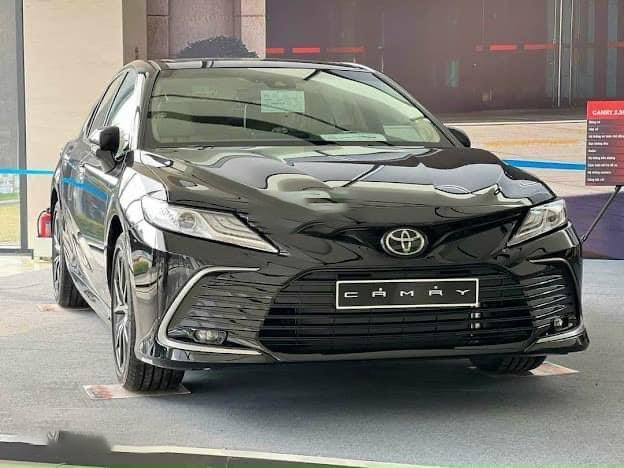 Giá xe Toyota Camry tháng 9/2023: Giảm không “phanh”